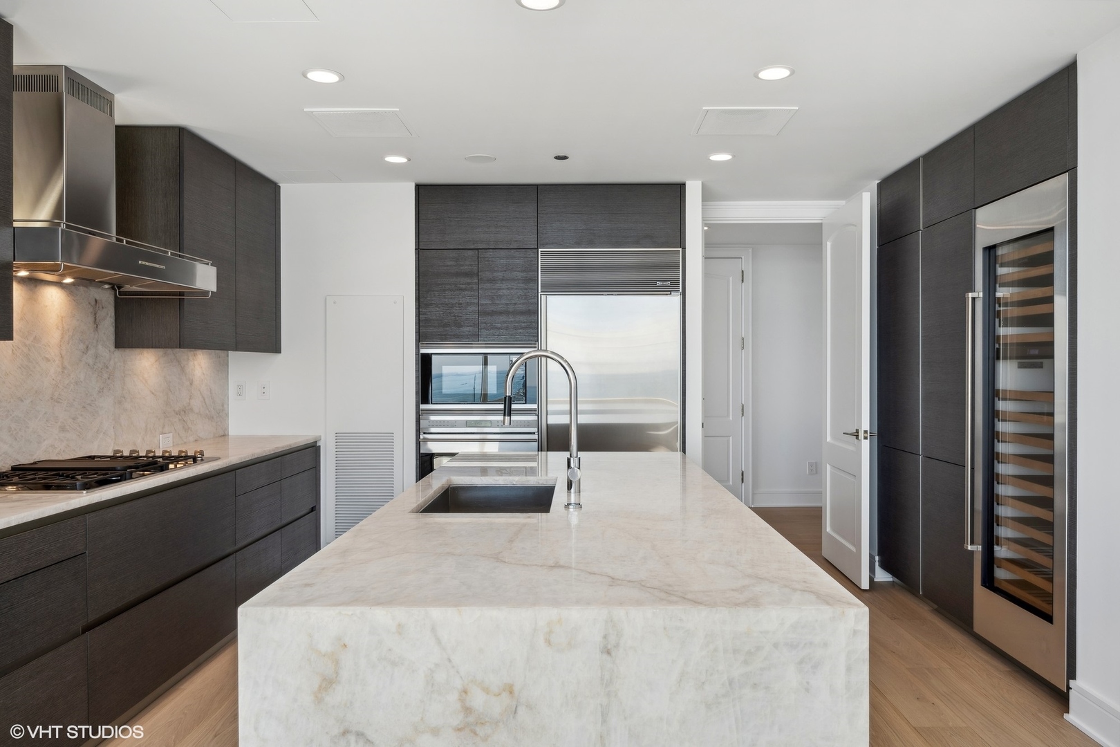 Chicago, Illinois, 60611, United States, 3 Bedrooms Bedrooms, ,4 BathroomsBathrooms,Residential,For Sale,1908723