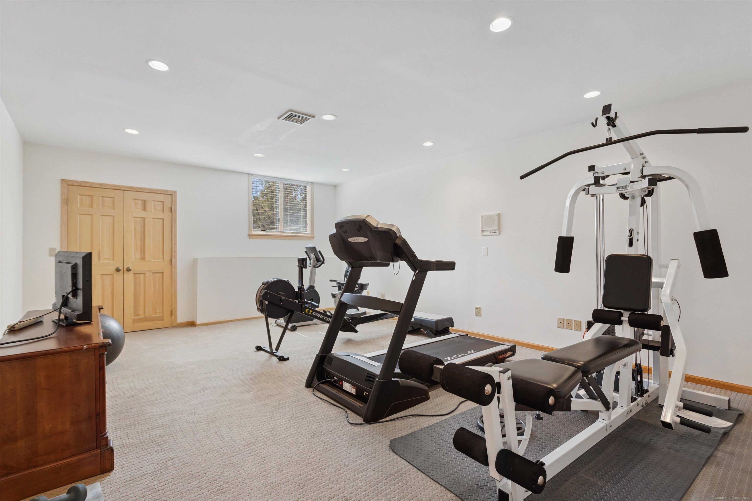 Stamford, Connecticut, 06903, United States, 5 Bedrooms Bedrooms, ,5 BathroomsBathrooms,Residential,For Sale,1976507