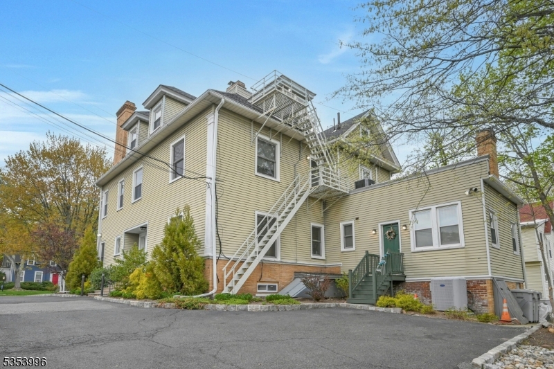 Montclair Twp., New Jersey, 07042, United States, ,Residential,For Sale,1989537