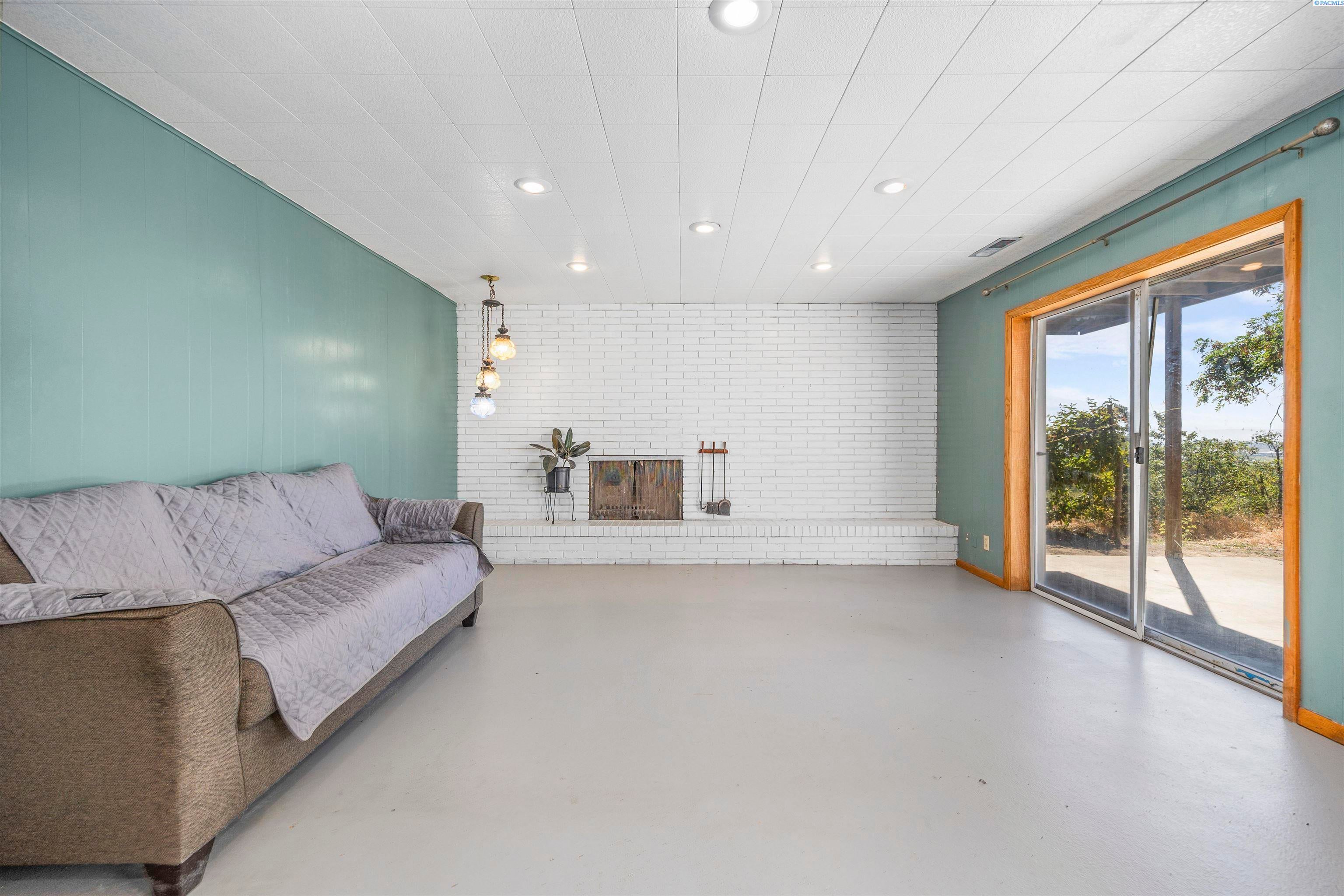 Sunnyside, Washington, 98944, United States, 4 Bedrooms Bedrooms, ,3 BathroomsBathrooms,Residential,For Sale,1979246