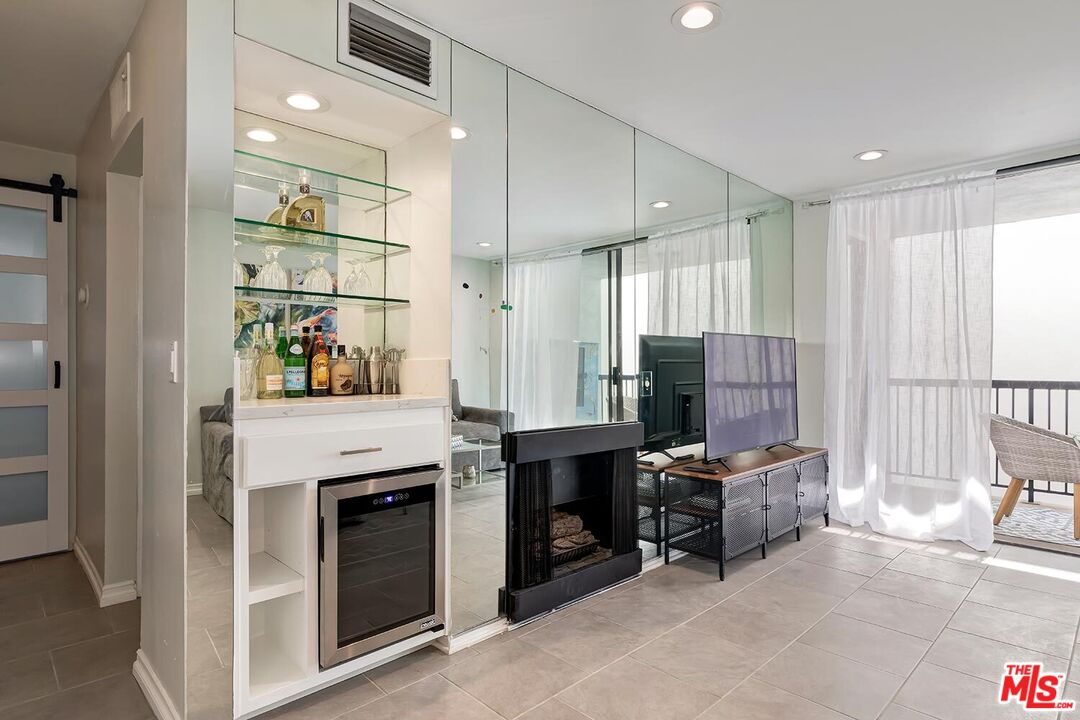 West Hollywood, California, 90069, United States, 1 Bedroom Bedrooms, ,1 BathroomBathrooms,Residential,For Sale,1939893