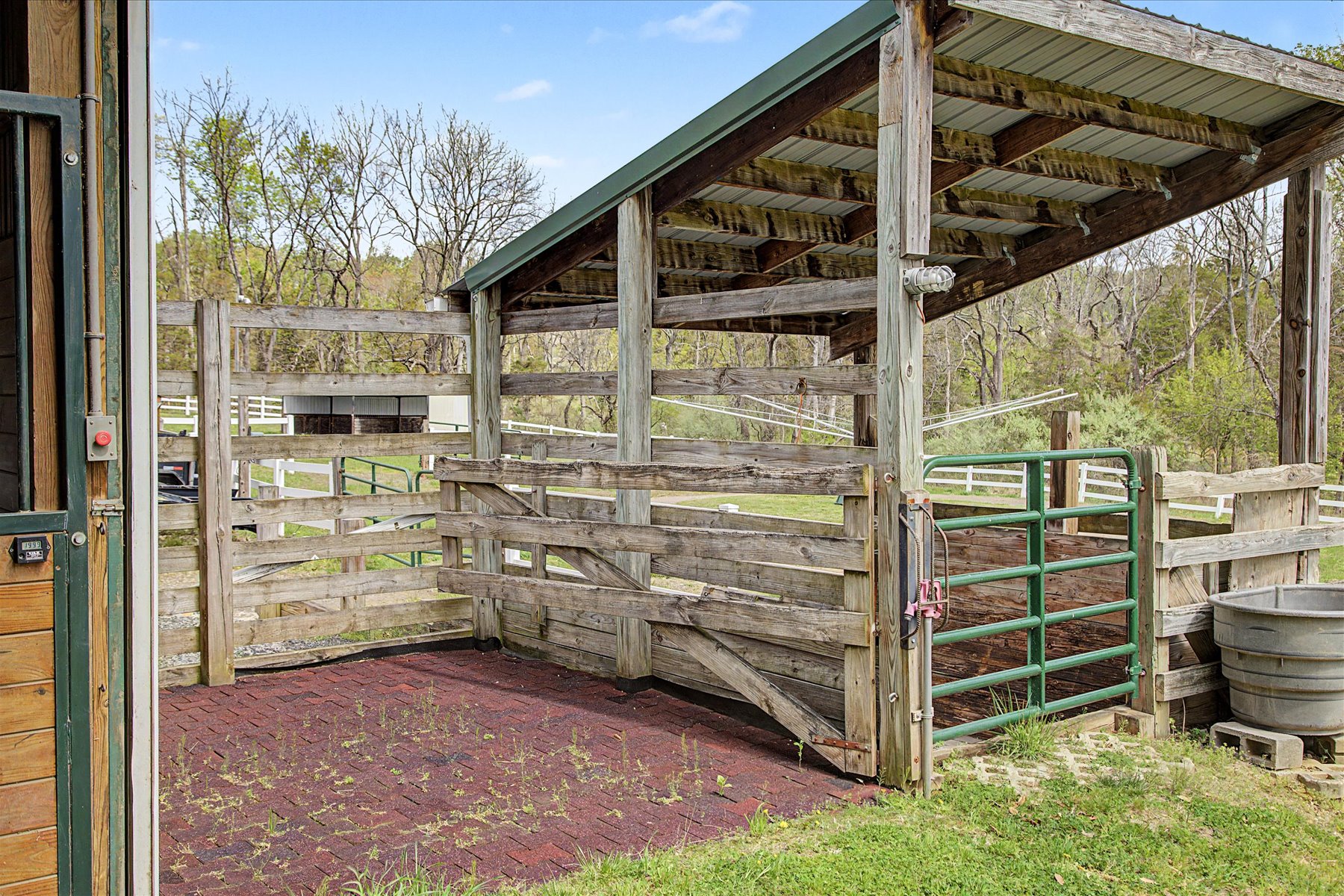  Well Maintained Colonial Home with Exceptional Equestrian Property - 物件實景