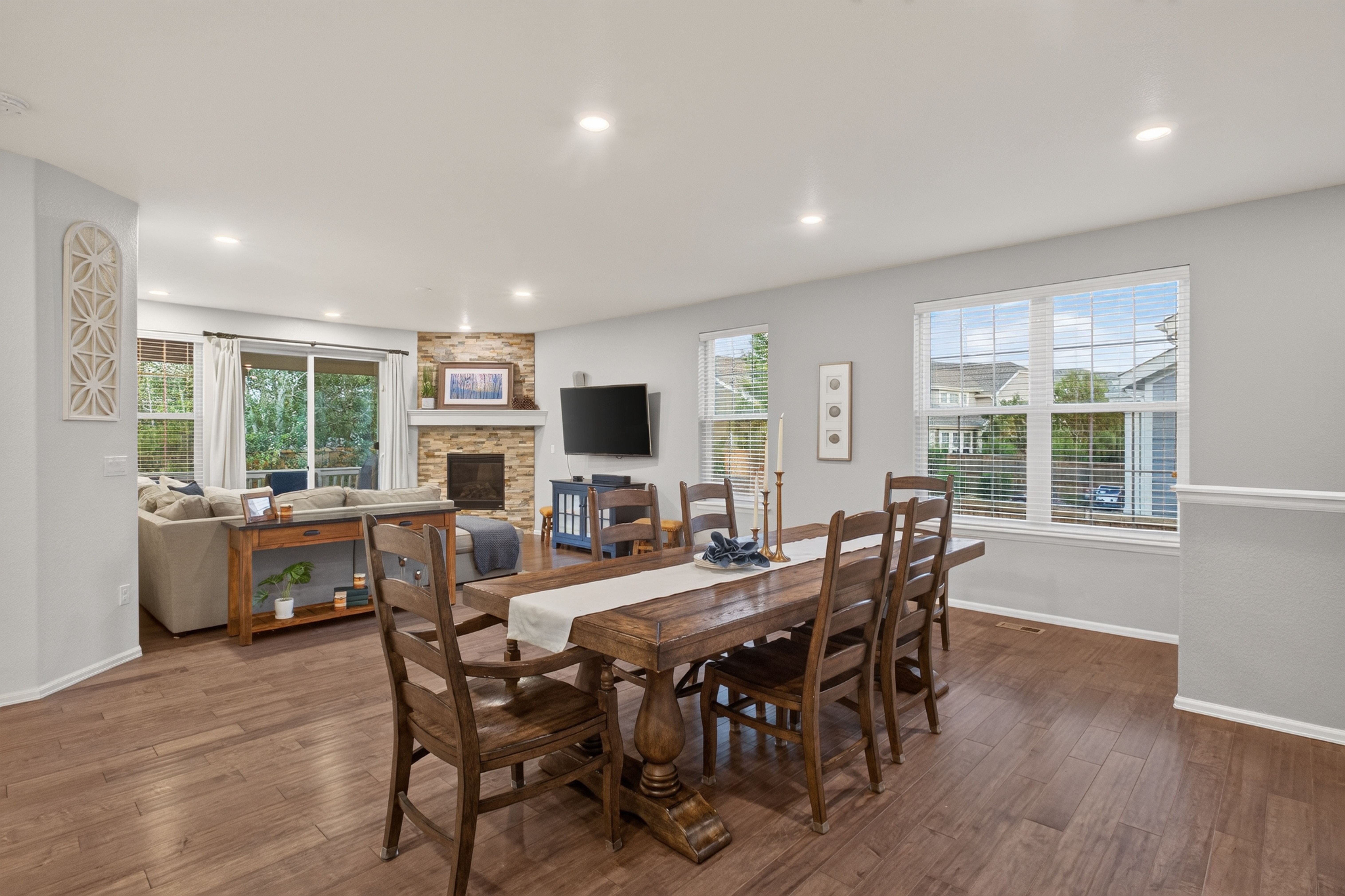  Sought-After Main Level Living - 物件實景
