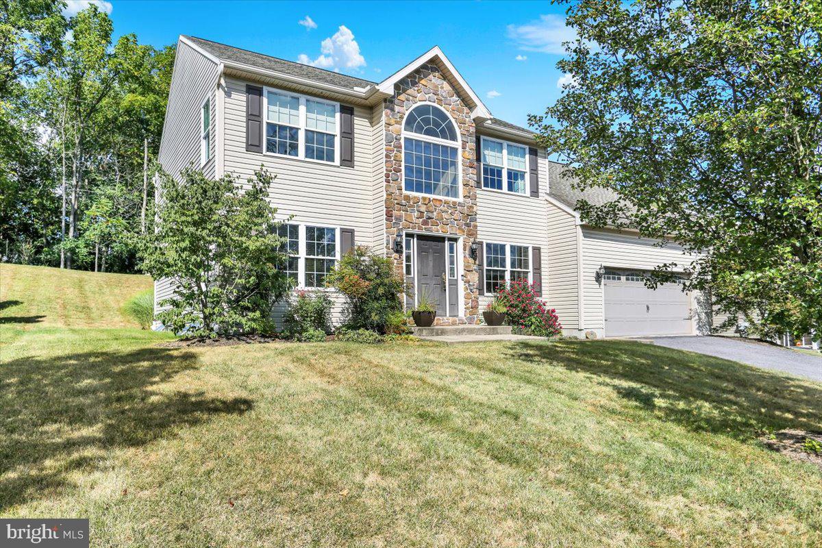 Reading, Pennsylvania, 19606, United States, 4 Bedrooms Bedrooms, ,4 BathroomsBathrooms,Residential,For Sale,1947941