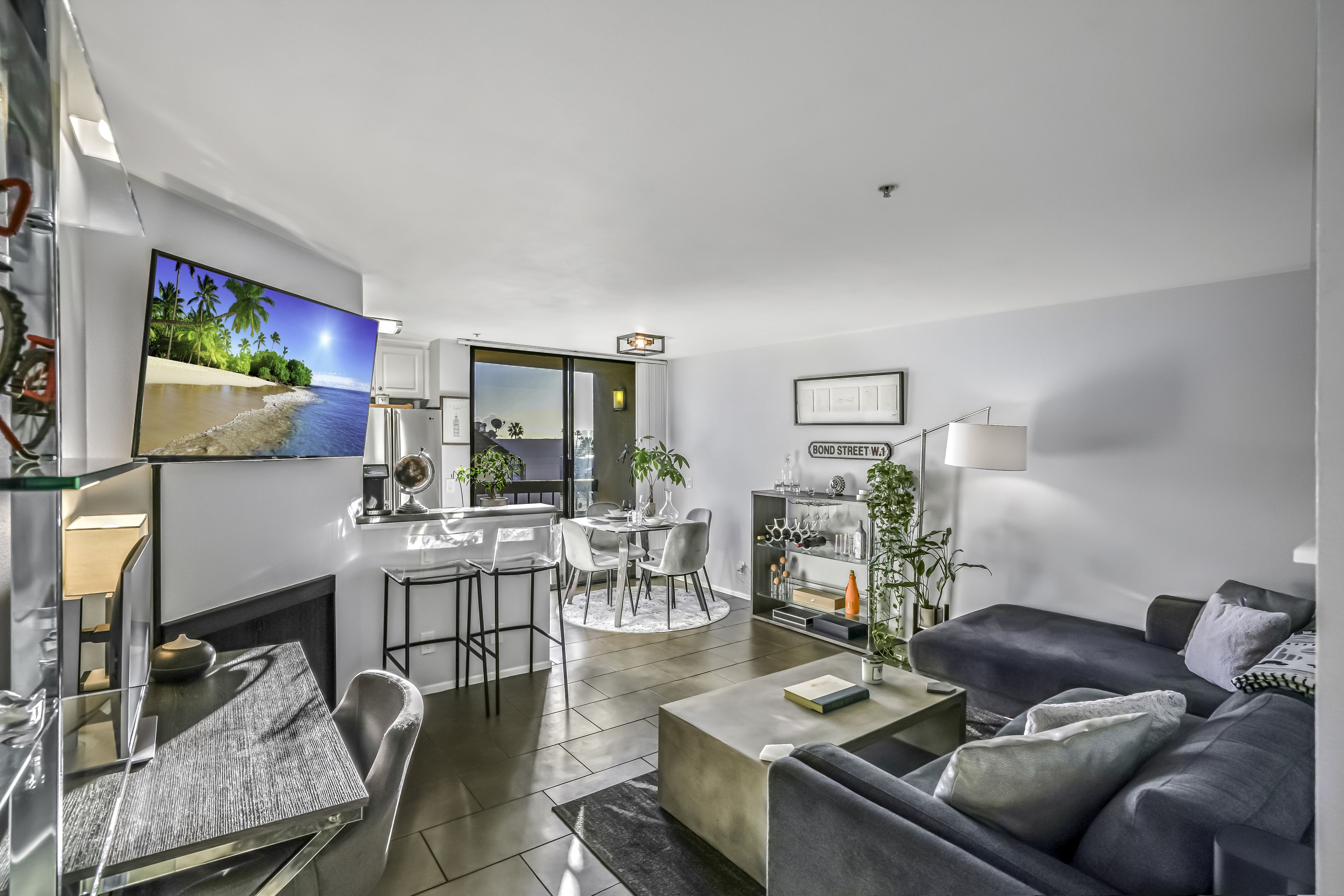  7320 Hawthorn Ave - 物件實景