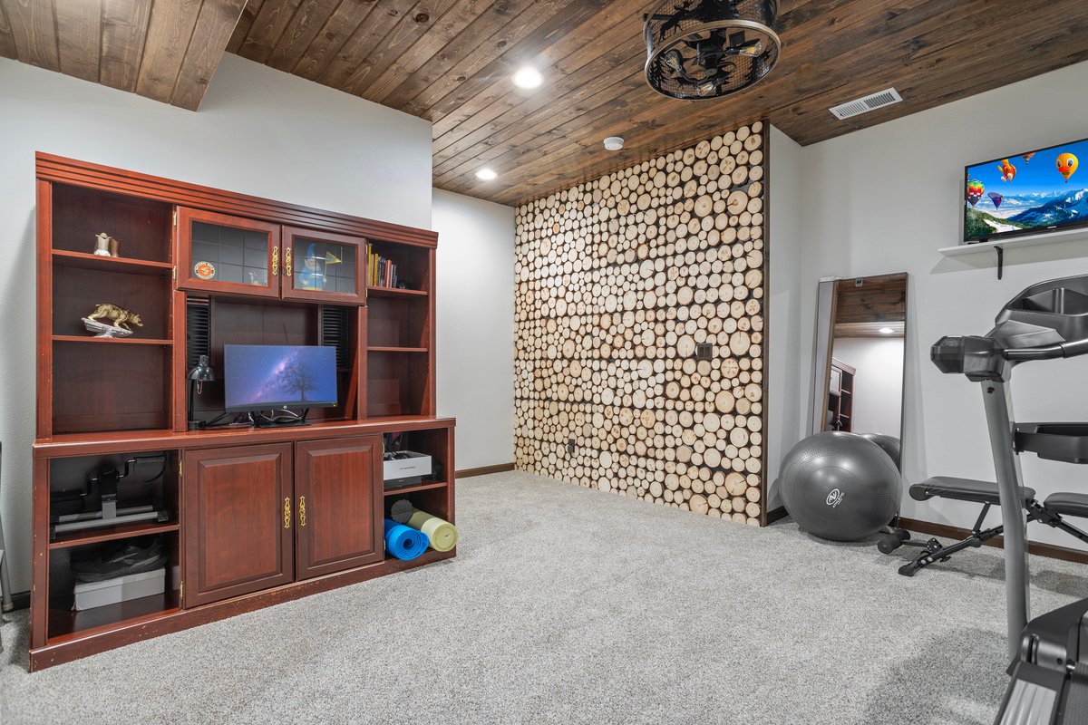 Cheyenne, Wyoming, 82009, United States, 5 Bedrooms Bedrooms, ,3 BathroomsBathrooms,Residential,For Sale,1982356