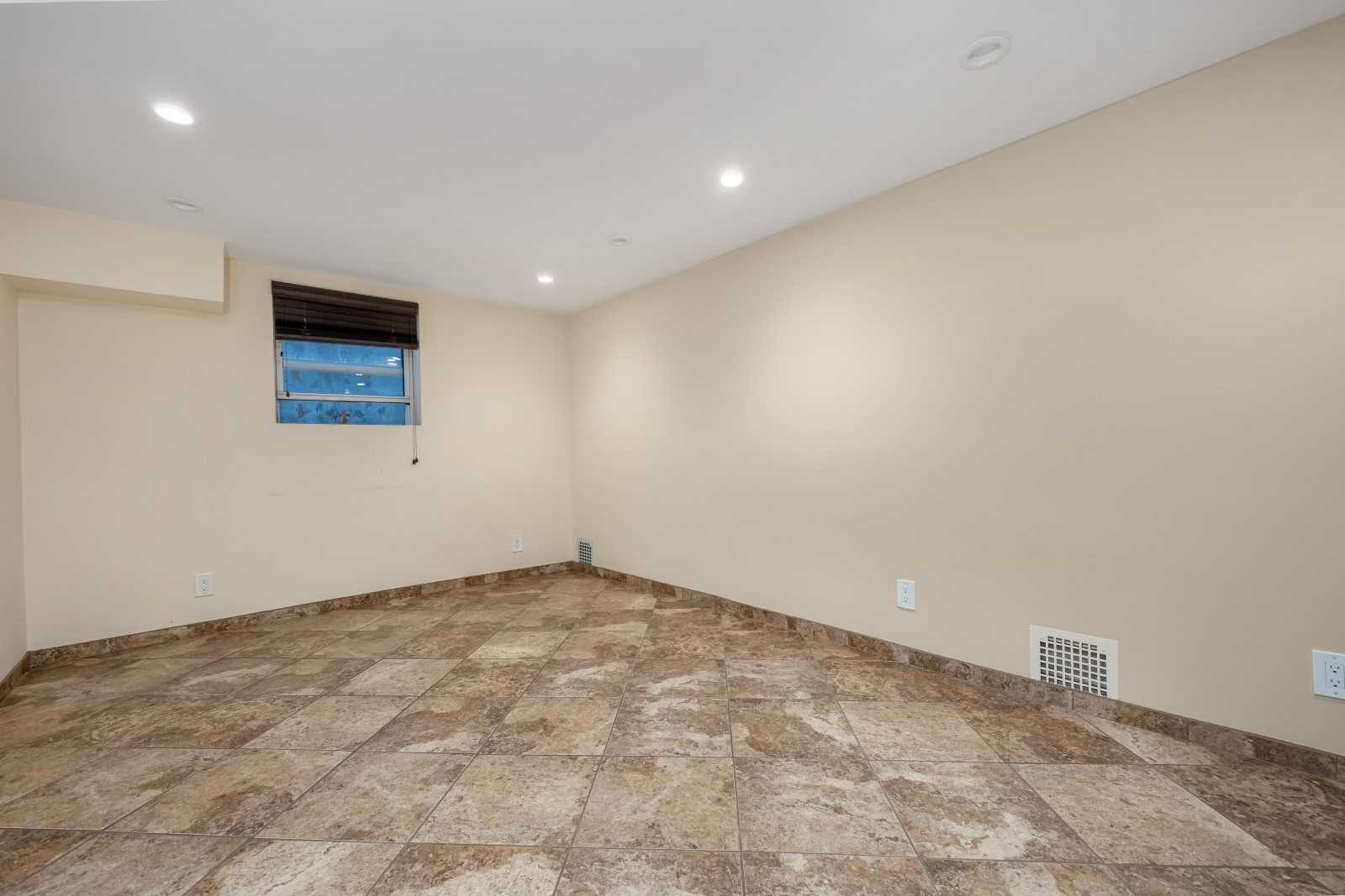 Middle Village, New York, 11379, United States, 2 Bedrooms Bedrooms, ,2 BathroomsBathrooms,Residential,For Sale,1941083