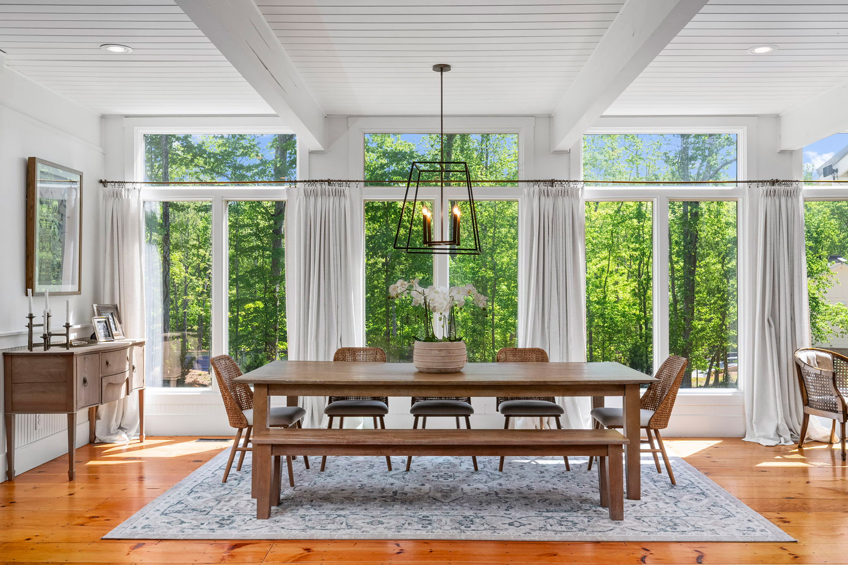  Live Timeless in Coveted Farmhouse on 4+ Private Gated Acres In Roswell - 物件實景