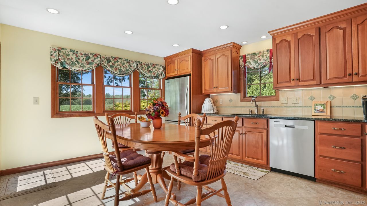 Orange, Connecticut, 06477, United States, 3 Bedrooms Bedrooms, ,2 BathroomsBathrooms,Residential,For Sale,1932290