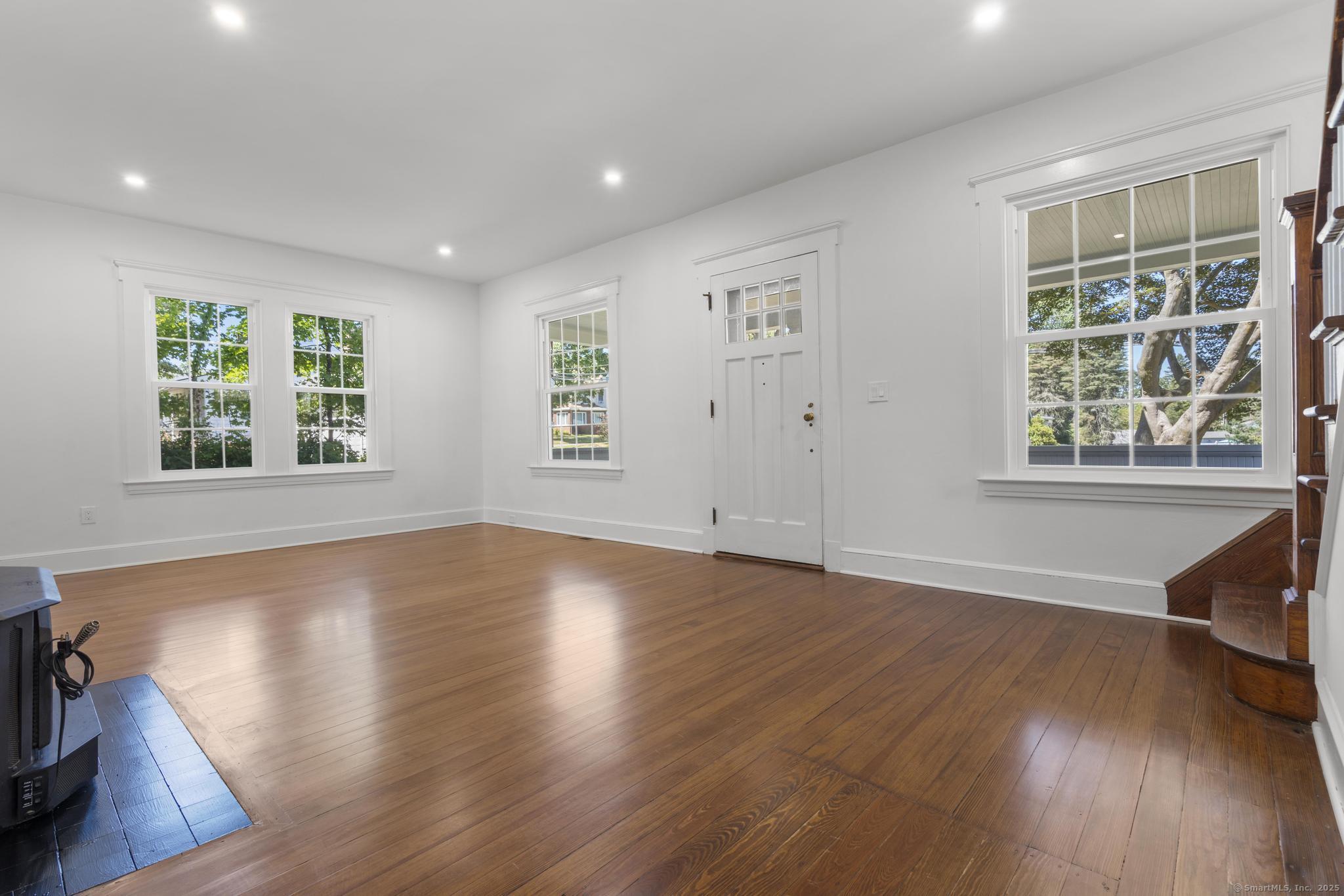 Milford, Connecticut, 06460, United States, 3 Bedrooms Bedrooms, ,3 BathroomsBathrooms,Residential,For Sale,1924915