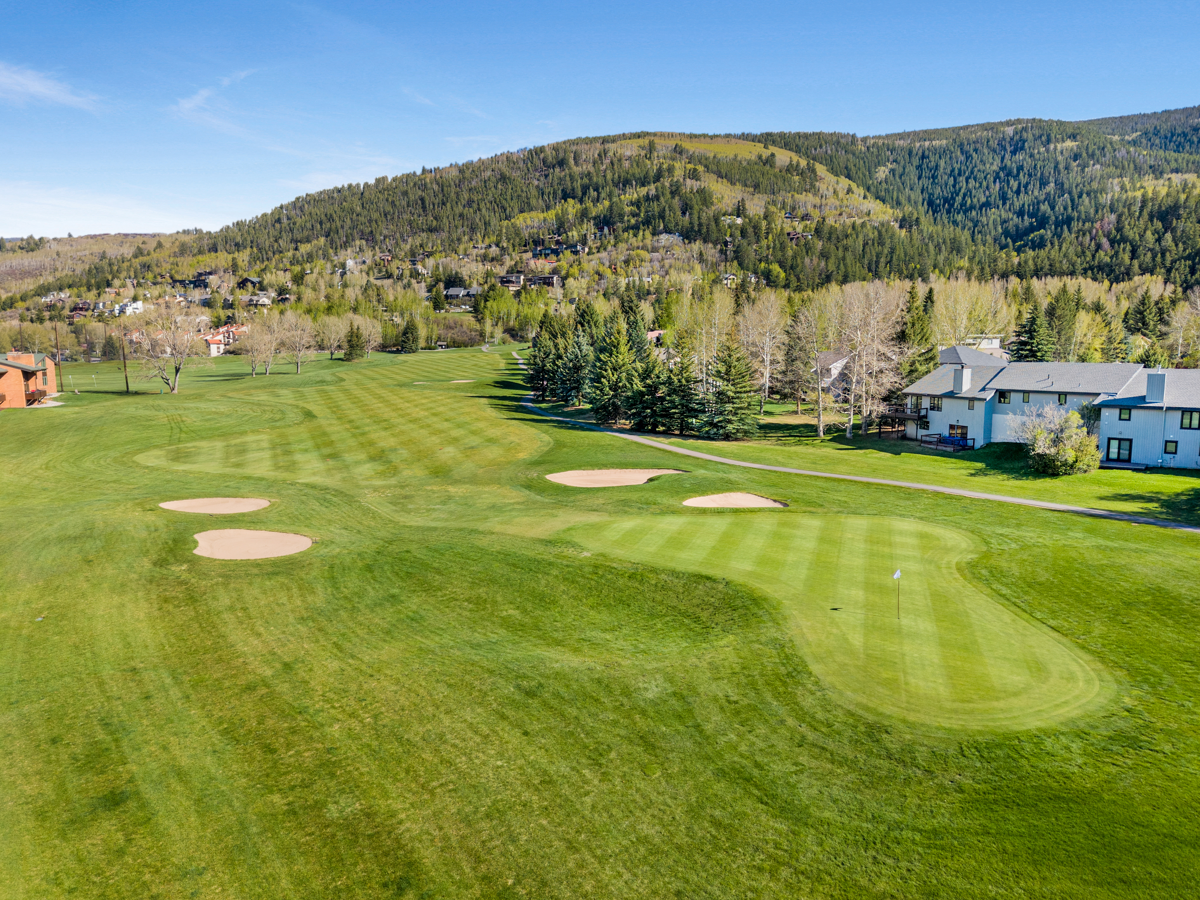  Eagle-Vail Residence Delivers a Flexible Functional layout with Strong Character - 物件實景