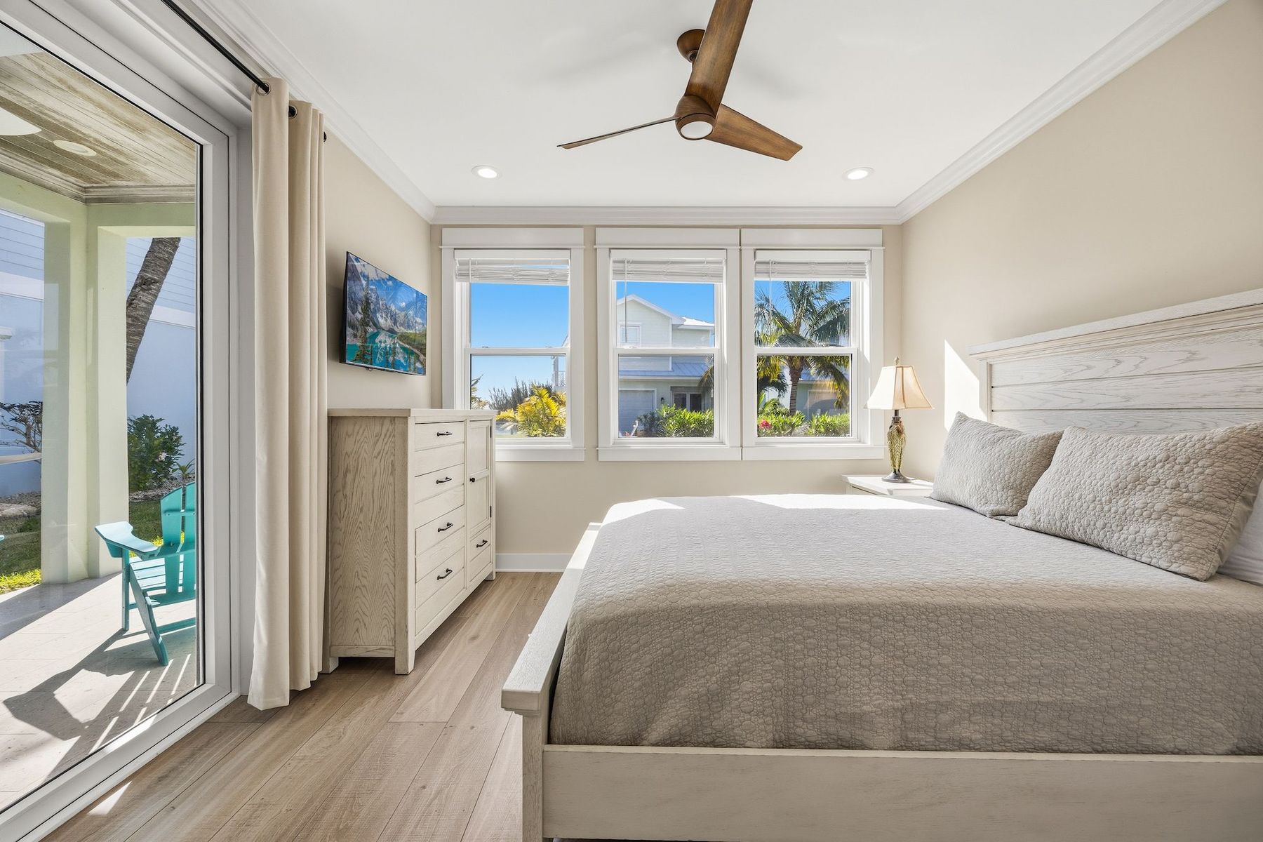  Modern Waterfront Home with Private Dock - 物件實景