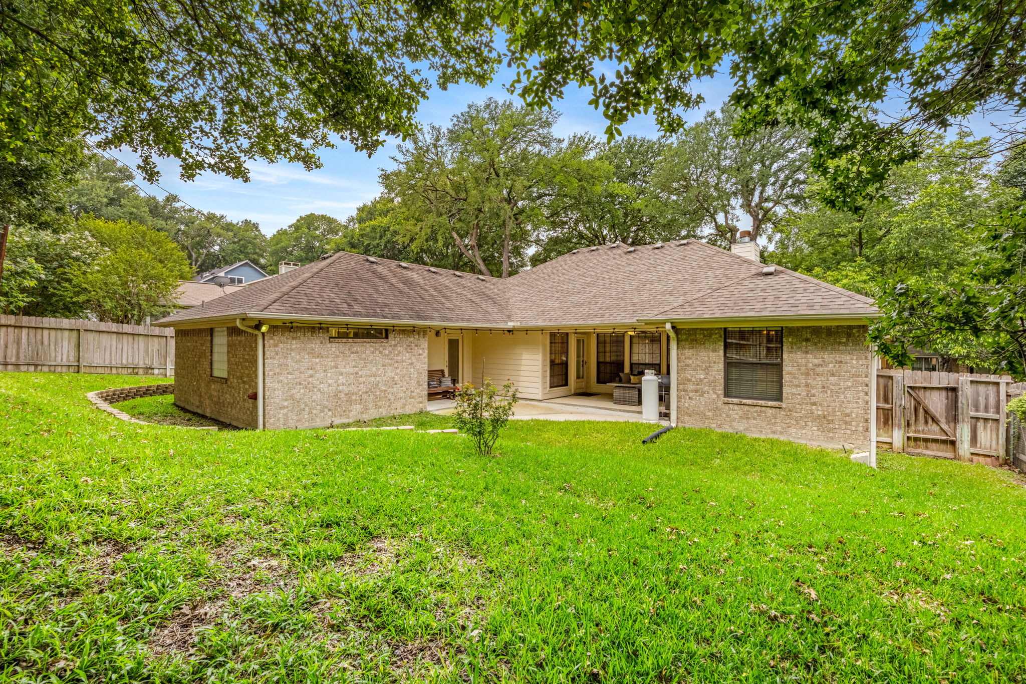 Charming South Temple Home  Mature Trees  Spacious Layout - 物件實景