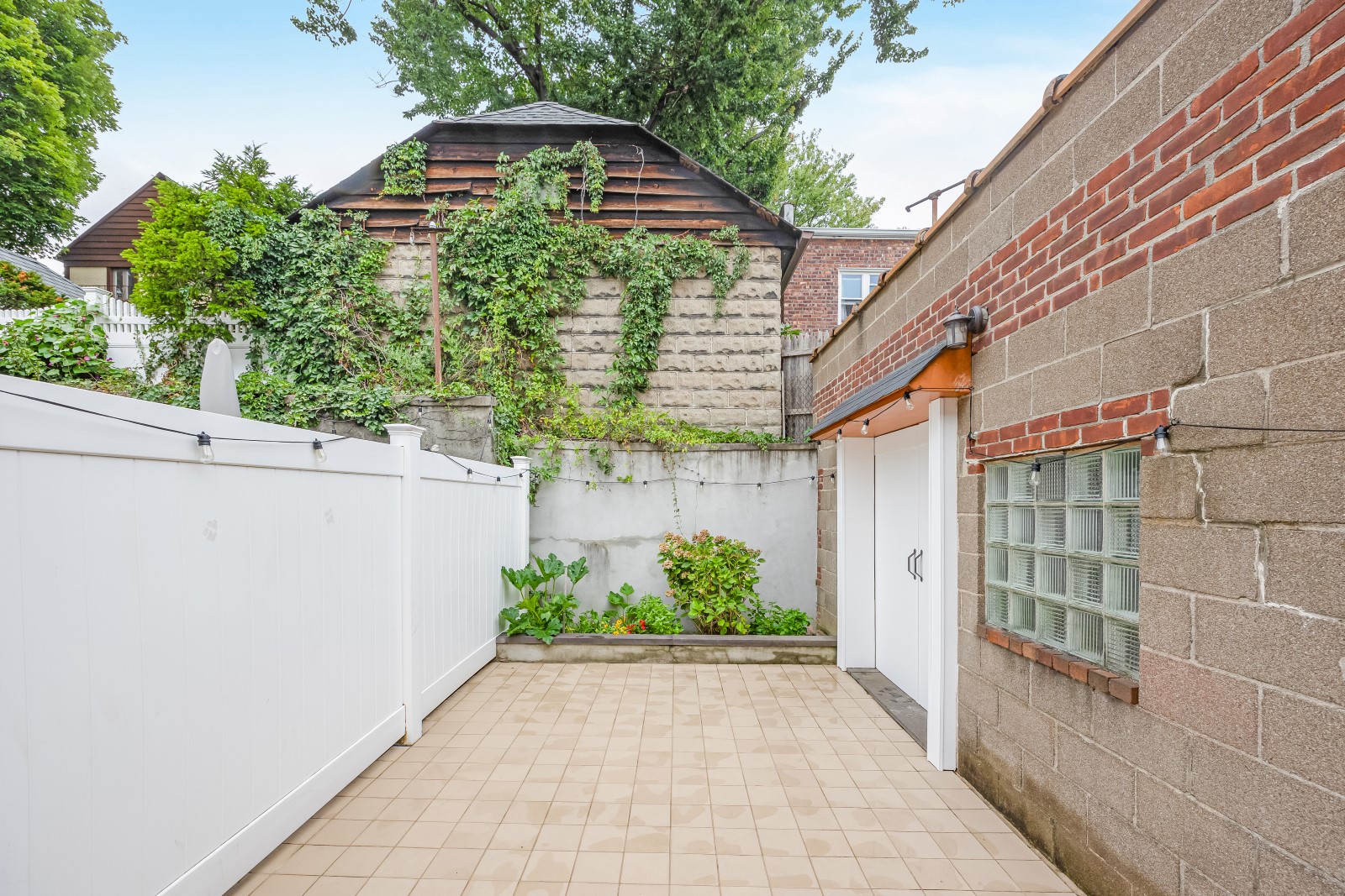 Middle Village, New York, 11379, United States, 3 Bedrooms Bedrooms, ,2 BathroomsBathrooms,Residential,For Sale,1933512