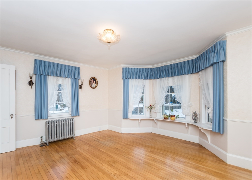 Waltham, Massachusetts, 02451, United States, 5 Bedrooms Bedrooms, ,3 BathroomsBathrooms,Residential,For Sale,1708573