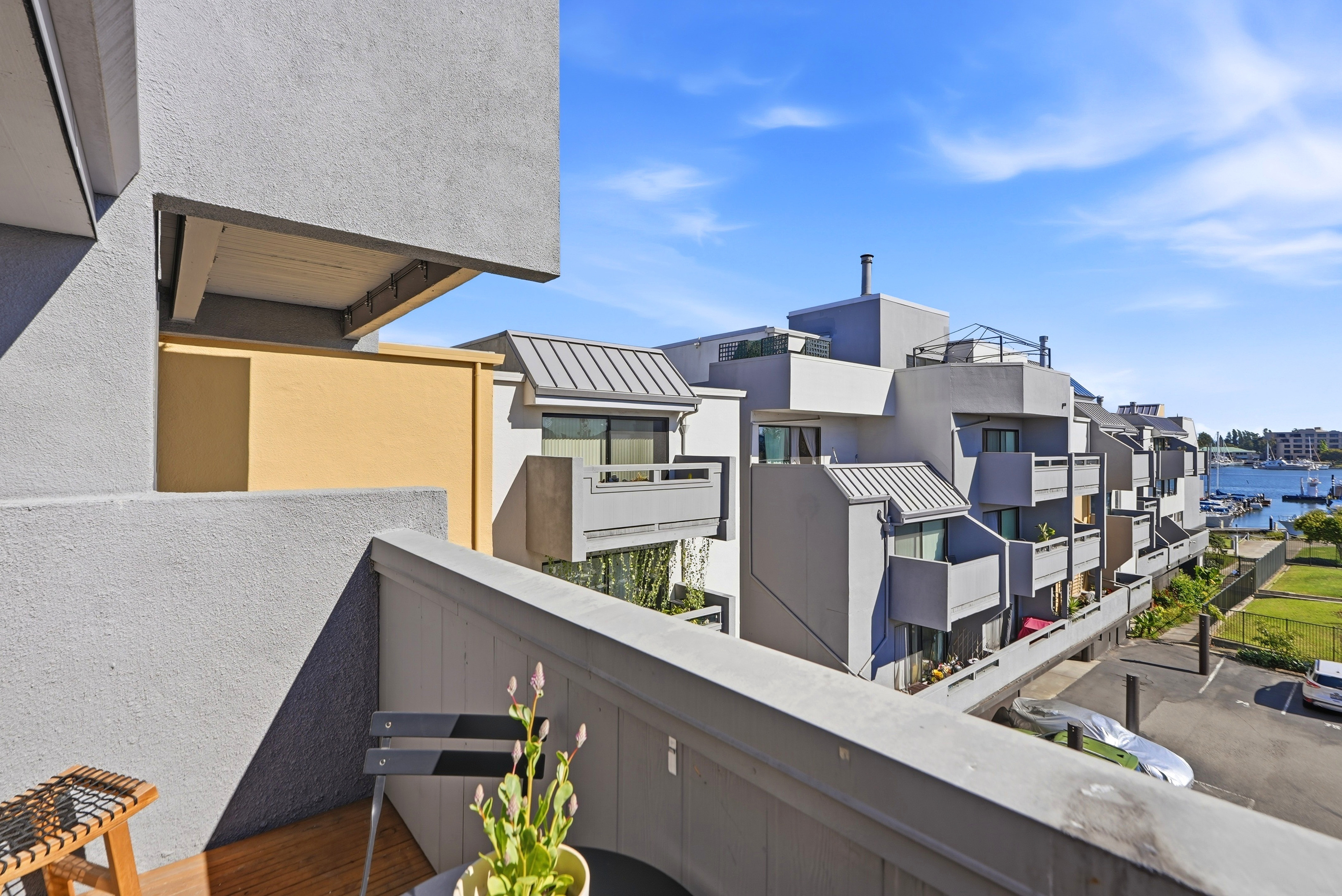  Stylishly Waterfront Condominium with Resort-Style Amenities - 物件實景