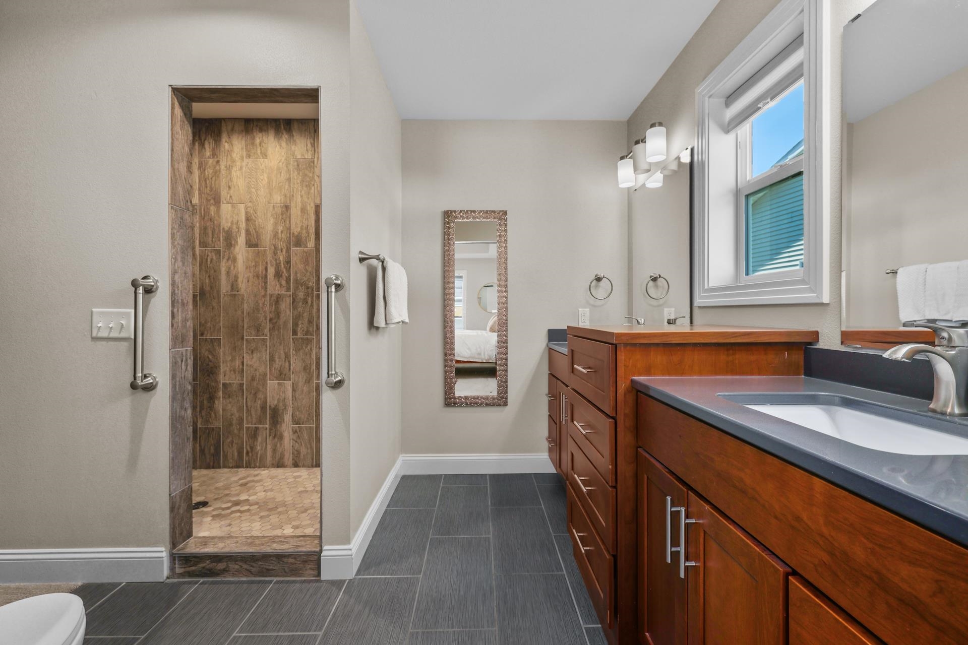 Minot, North Dakota, 58701, United States, 4 Bedrooms Bedrooms, ,3 BathroomsBathrooms,Residential,For Sale,1980886