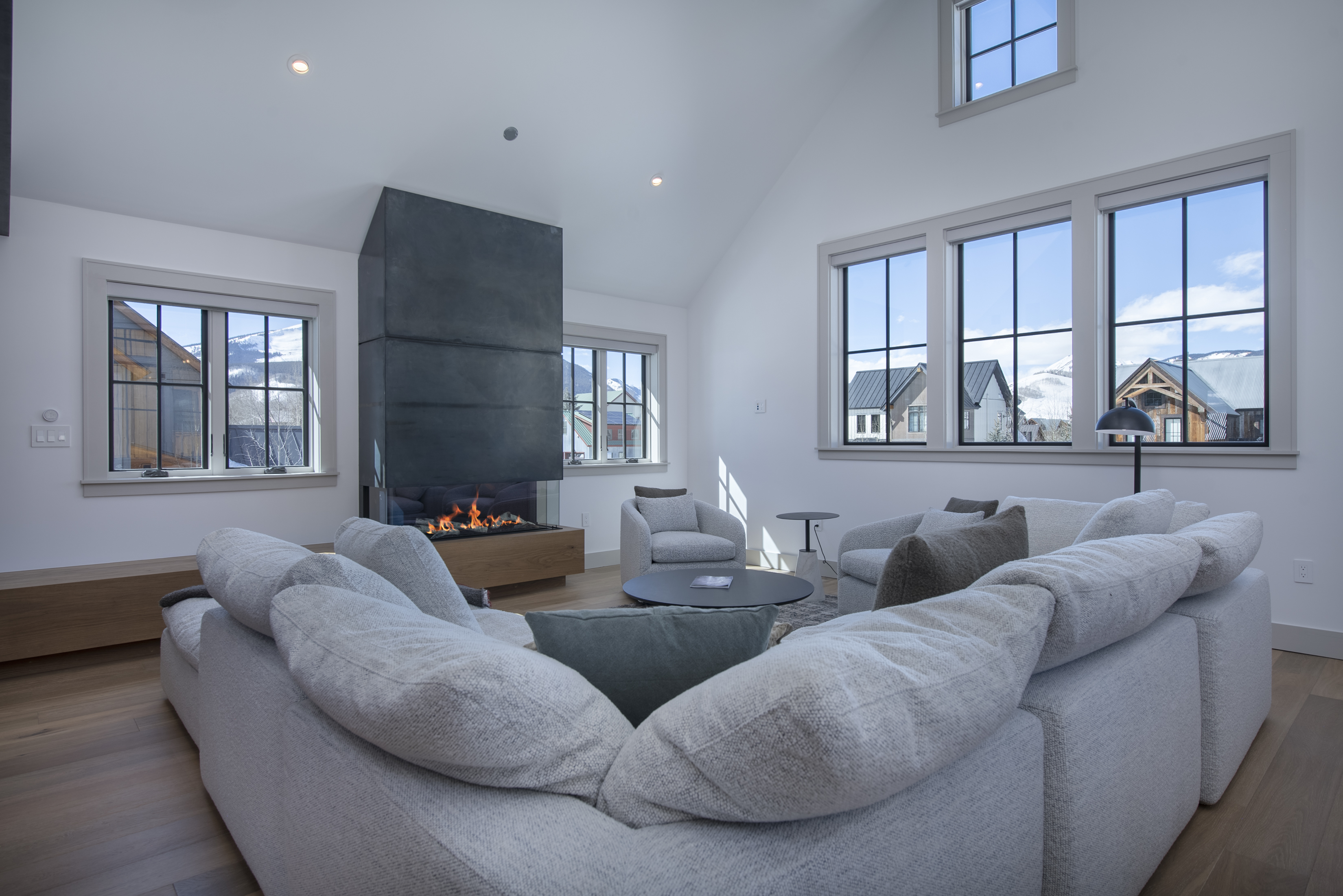  Big And Beautiful In The Desirable And Peaceful East End Of Town - 物件實景