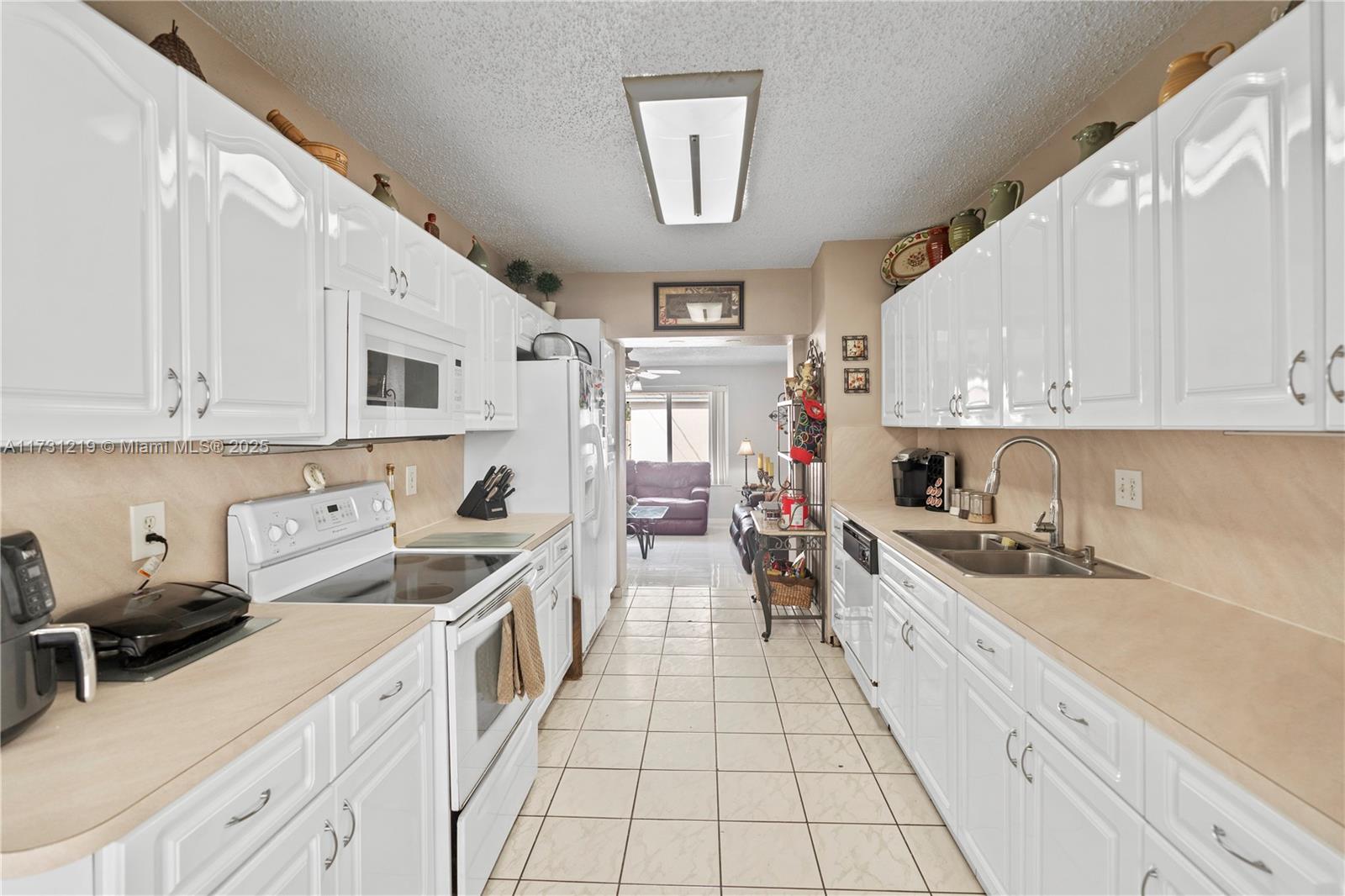 Hialeah, Florida, 33012, United States, 4 Bedrooms Bedrooms, ,4 BathroomsBathrooms,Residential,For Sale,1840227
