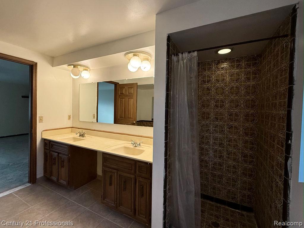 RochesterHills, Michigan, 48309, United States, 4 Bedrooms Bedrooms, ,3 BathroomsBathrooms,Residential,For Sale,1976232