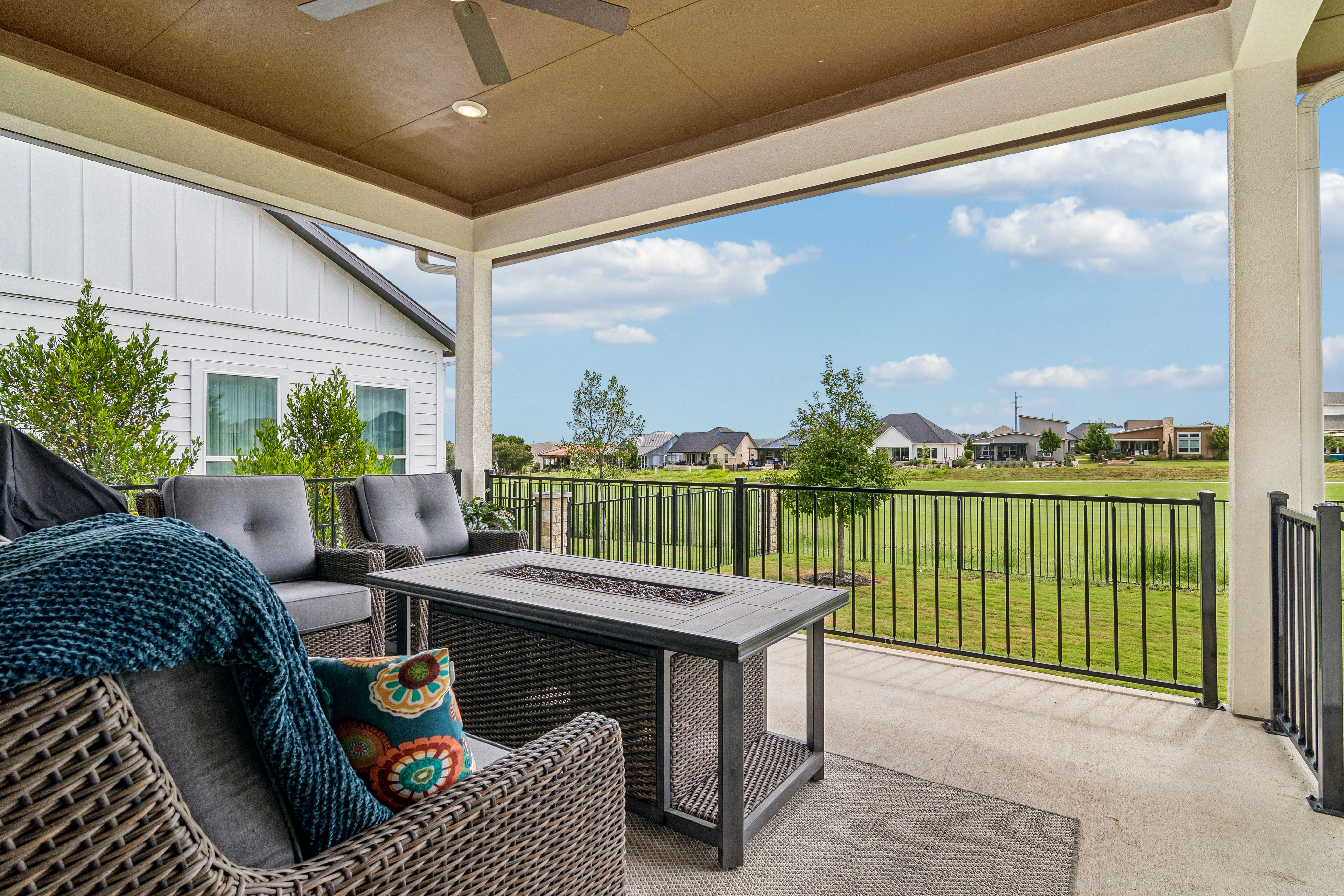  Model-Perfect with Golf Course Views - 物件實景