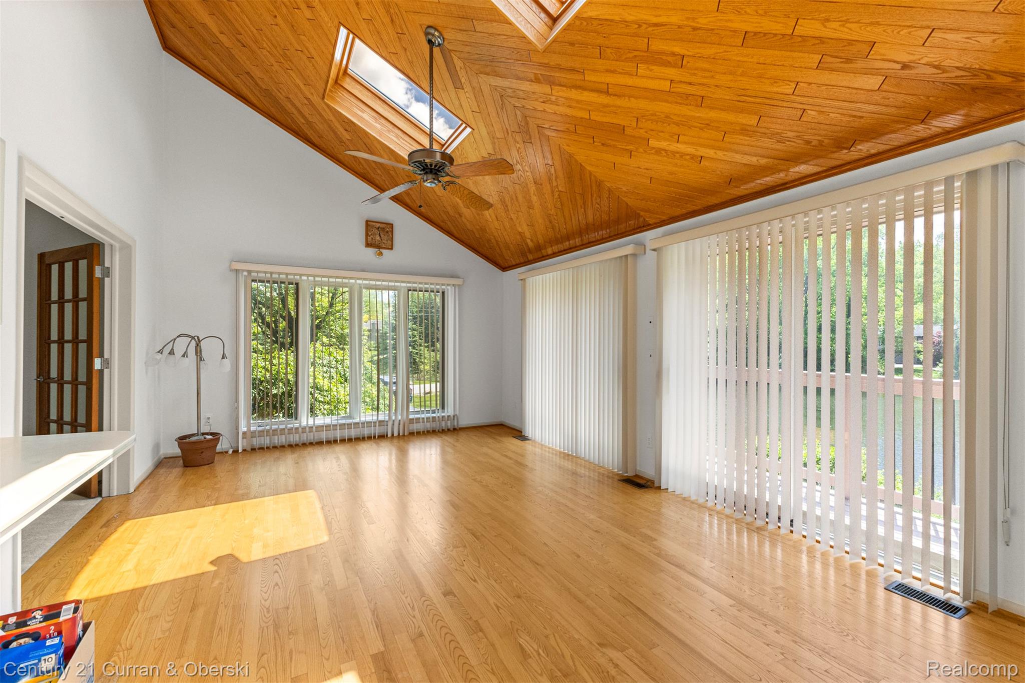 West Bloomfield Charter Township, Michigan, 48323, United States, 4 Bedrooms Bedrooms, ,4 BathroomsBathrooms,Residential,For Sale,1942642