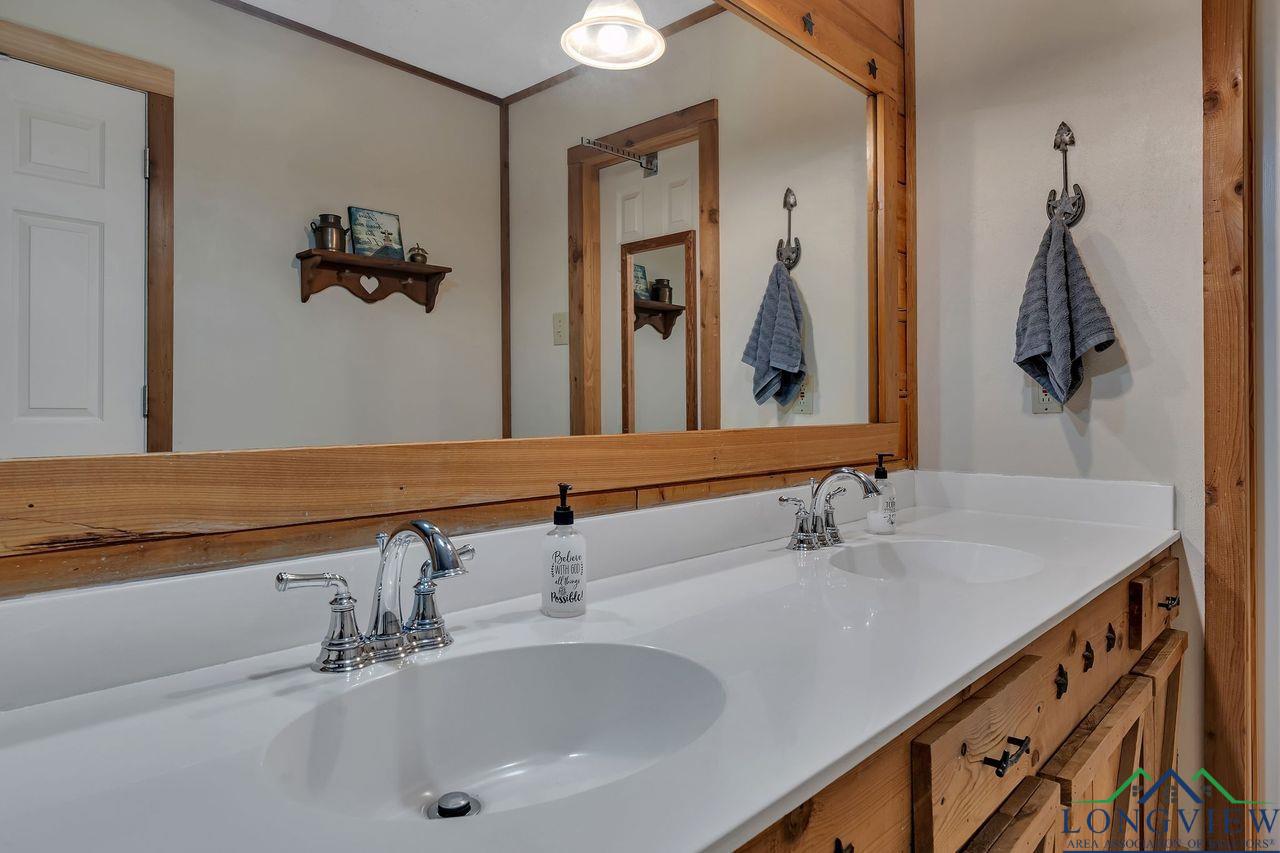 Marshall, Texas, 75672, United States, 3 Bedrooms Bedrooms, ,3 BathroomsBathrooms,Residential,For Sale,1906787
