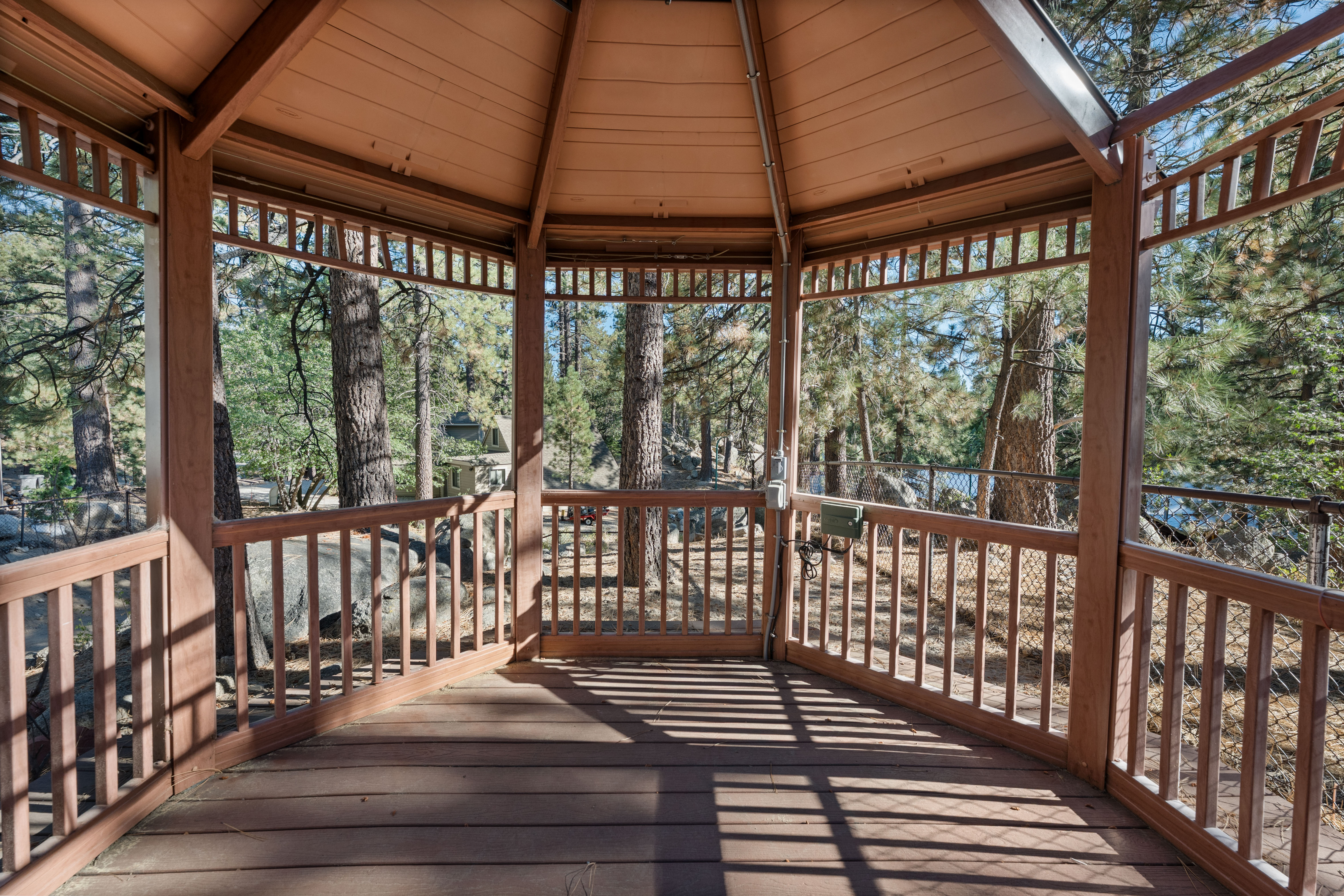  39251 Cedar Dell Road, Fawnskin, CA 92333 - 物件實景