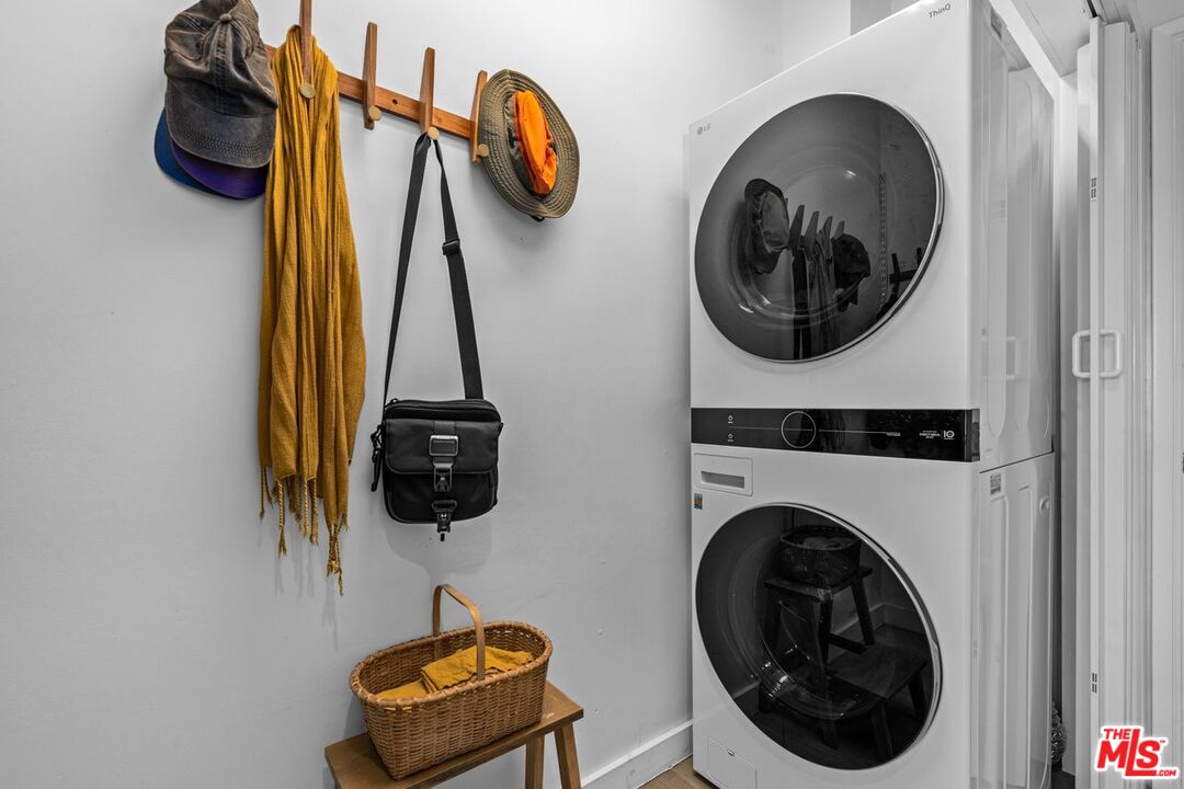 Sherman Oaks, California, 91423, United States, 3 Bedrooms Bedrooms, ,3 BathroomsBathrooms,Residential,For Sale,1986204