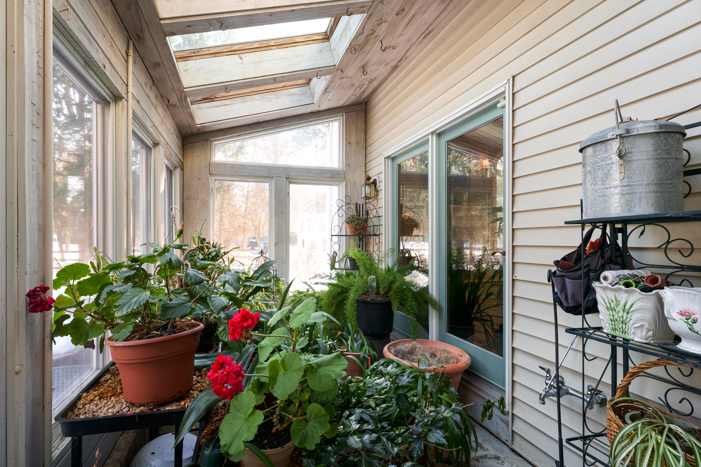  Architecturally Distinct with Greenhouse, Sunroom, and Updated Kitchen - 物件實景