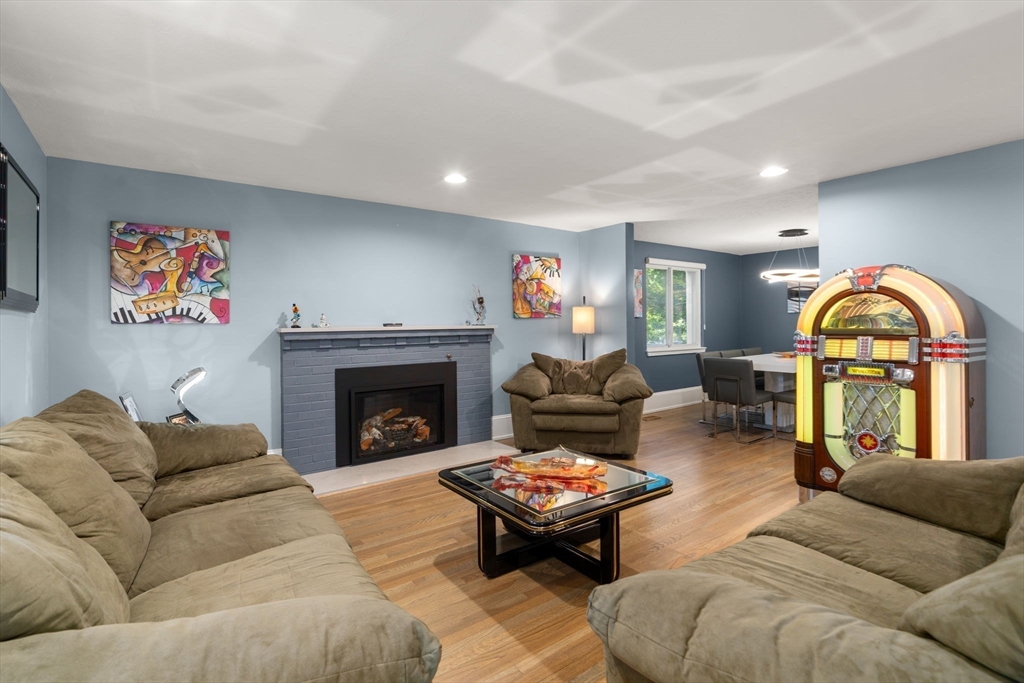 Newton, Massachusetts, 02459, United States, 5 Bedrooms Bedrooms, ,4 BathroomsBathrooms,Residential,For Sale,1939309