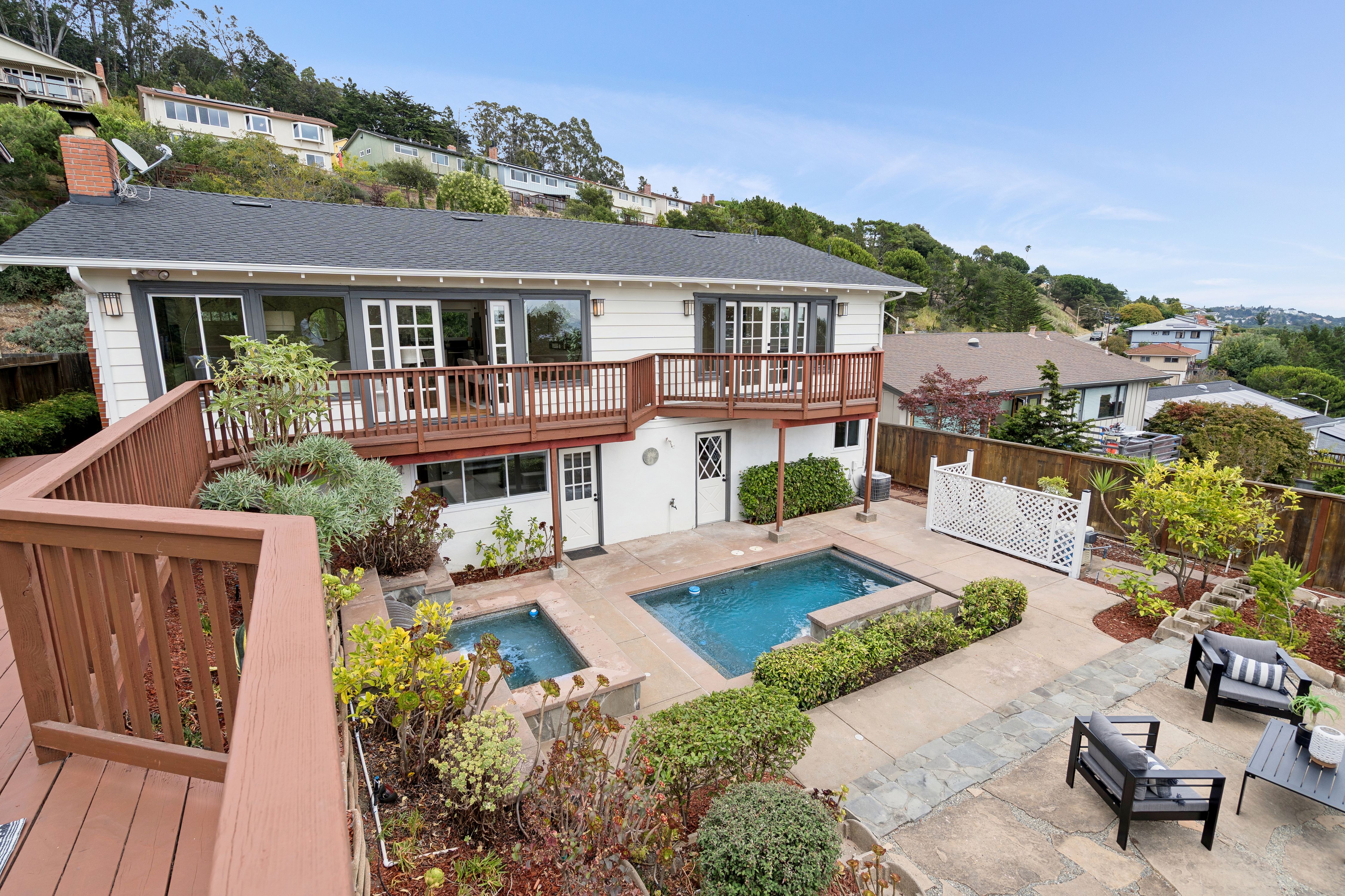  Stunning Crestmont Hillside Retreat with Sweeping Bay Views - 物件實景