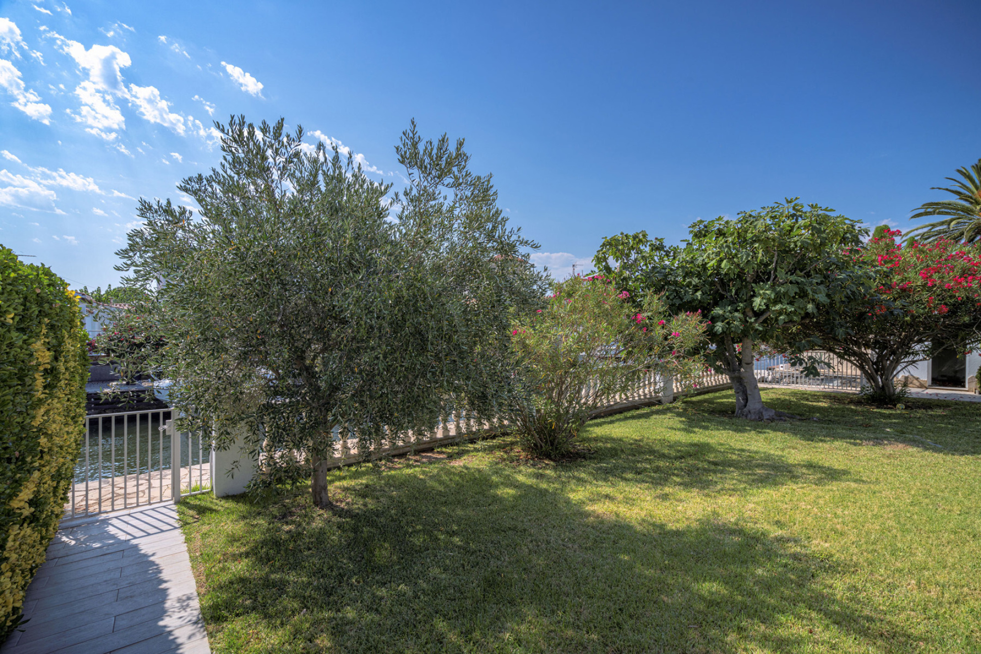  Magnificent property with 25 m of mooring and garage for boats. - 物件實景