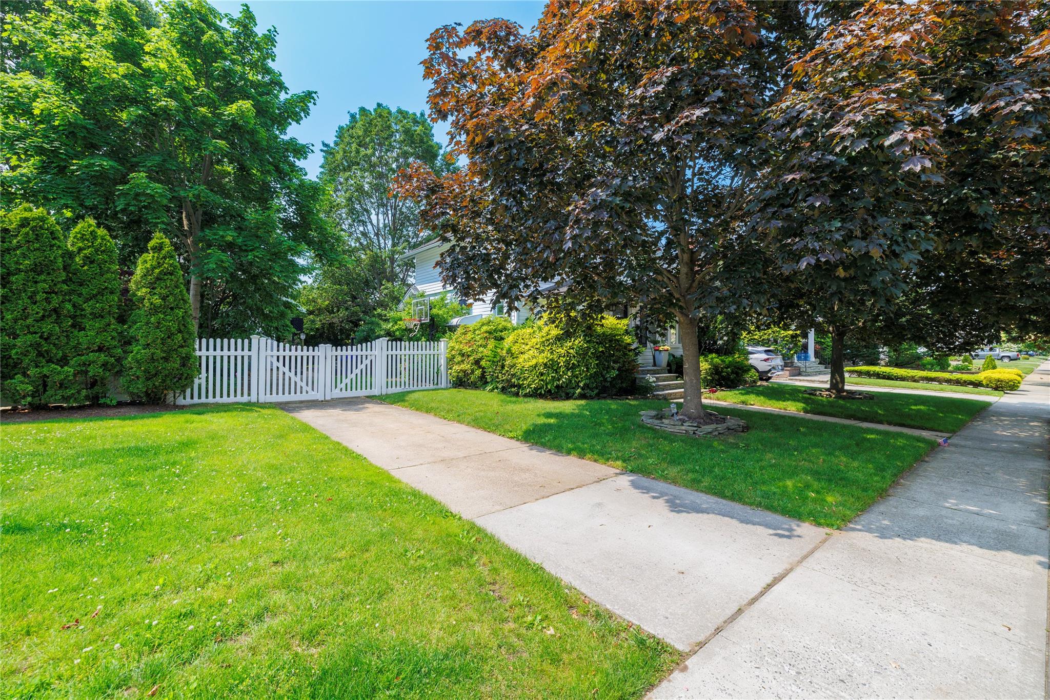 Malverne, New York, 11565, United States, 3 Bedrooms Bedrooms, ,2 BathroomsBathrooms,Residential,For Sale,1874917