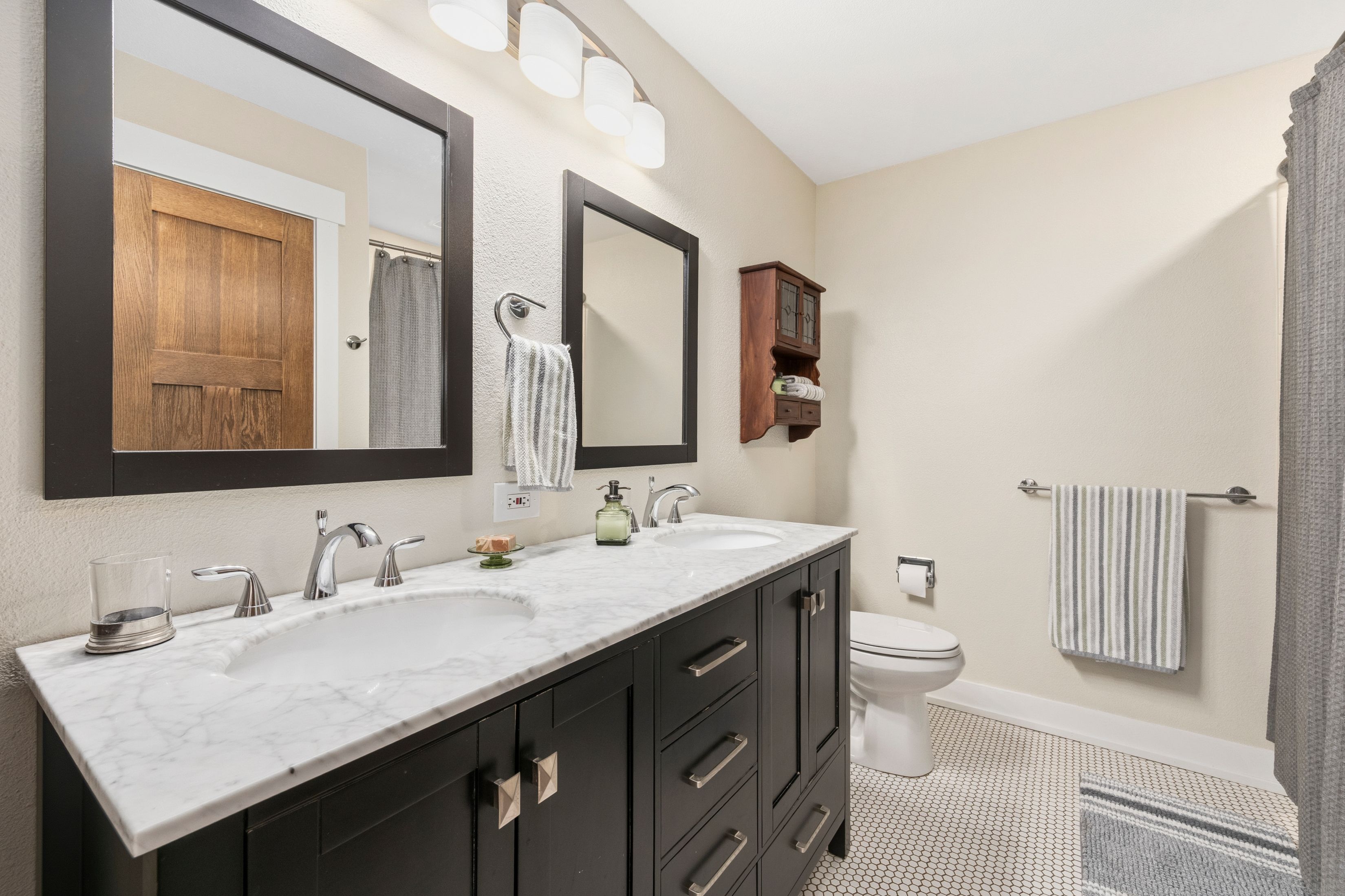  Beautifully Updated Raised Ranch, Perfectly Positioned to Capture Views - 物件實景