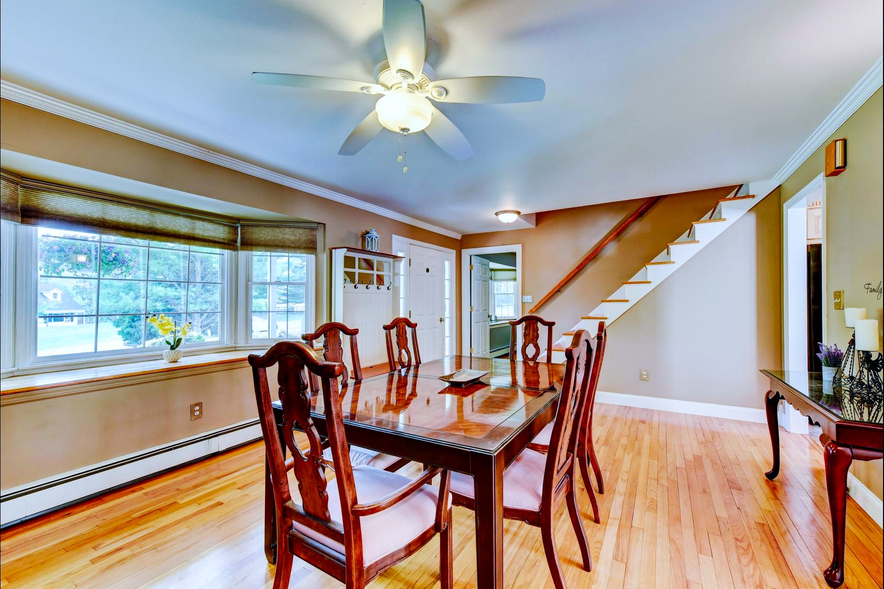  ?Glenwood? Neighborhood Colonial Offers Privacy and Flexibility - 物件實景