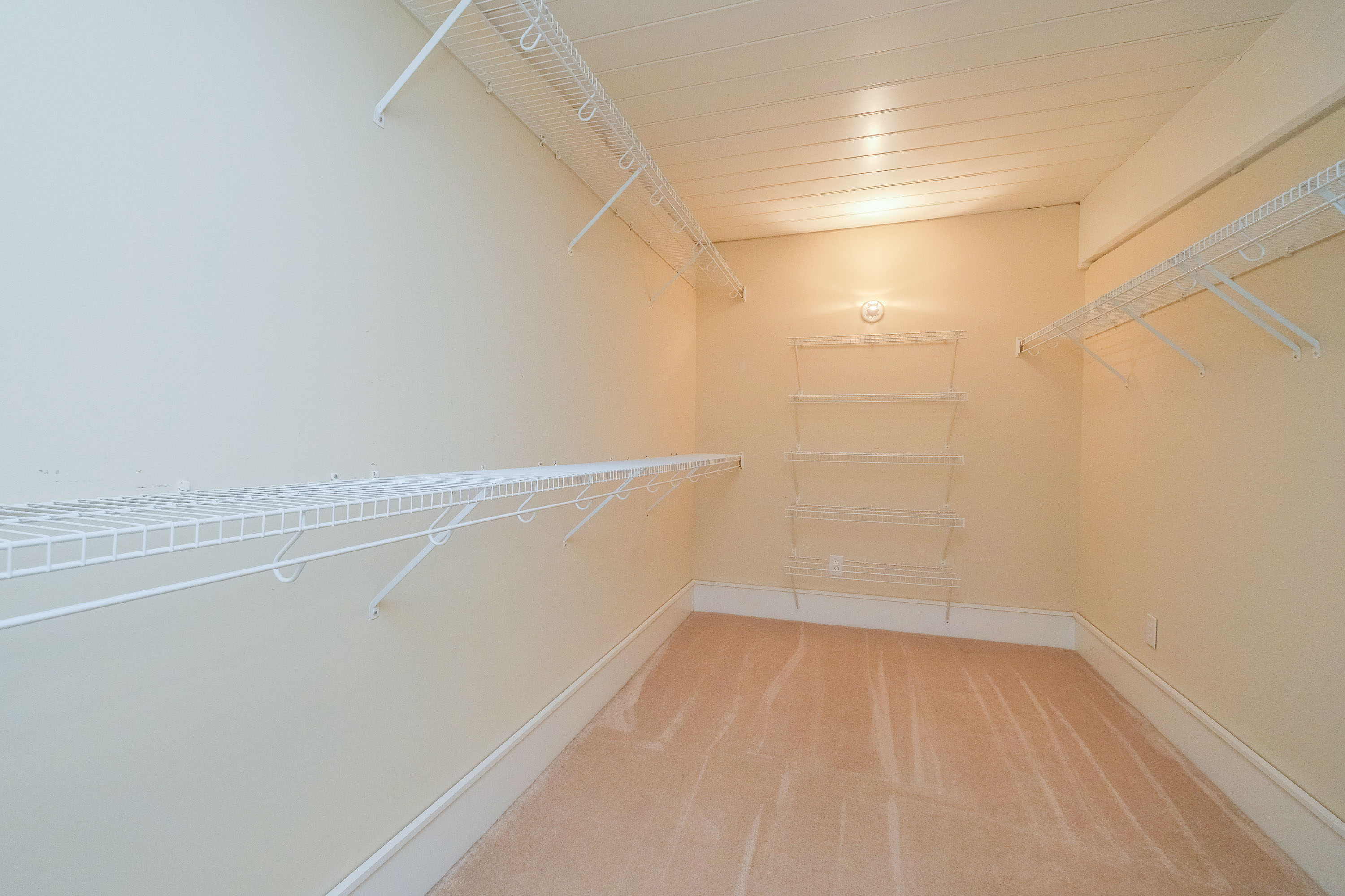  MILL CONDO WITH PRIVATE EXTERIOR ENTRANCE - 物件實景