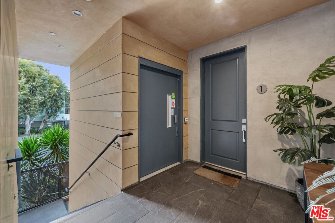 Los Angeles, California, 90025, United States, 9 Bedrooms Bedrooms, ,Residential,For Sale,1940770