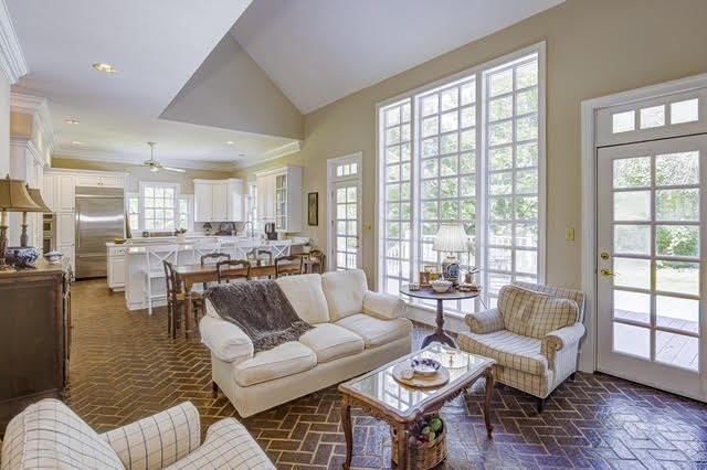 Vicksburg, Mississippi, 39183, United States, 4 Bedrooms Bedrooms, ,4 BathroomsBathrooms,Residential,For Sale,1919653