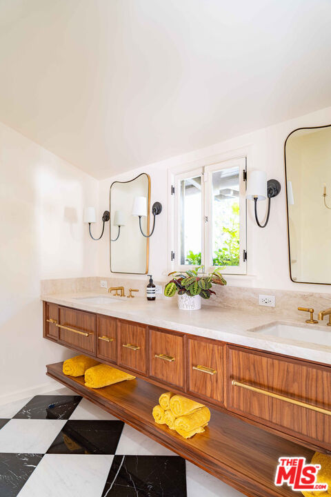 Los Angeles, California, 90004, United States, 4 Bedrooms Bedrooms, ,5 BathroomsBathrooms,Residential,For Sale,1989433