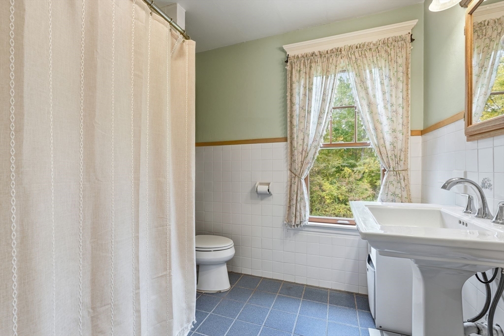 South Hadley, Massachusetts, 01075, United States, 4 Bedrooms Bedrooms, ,2 BathroomsBathrooms,Residential,For Sale,1970886