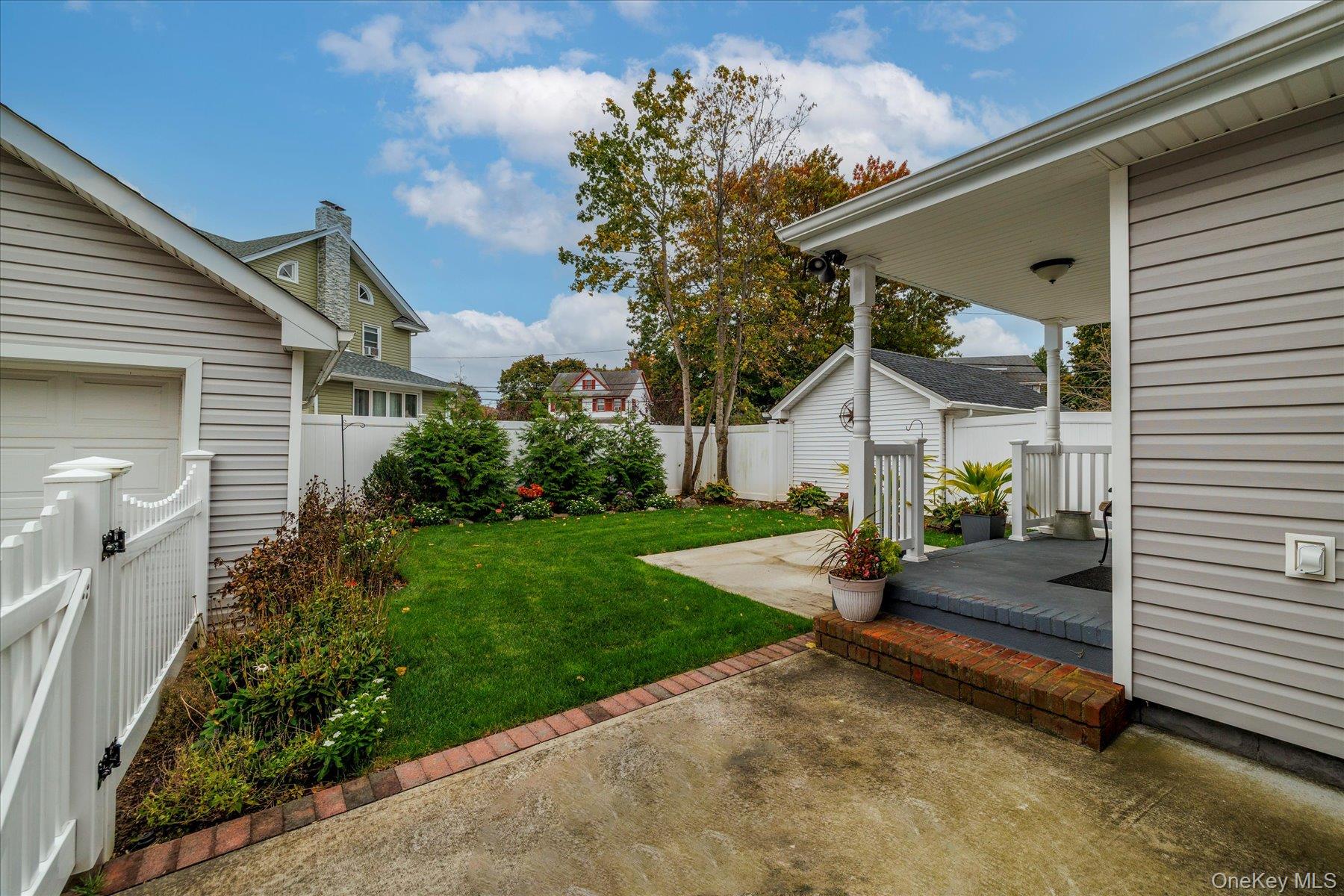 Lynbrook, New York, 11563, United States, 3 Bedrooms Bedrooms, ,2 BathroomsBathrooms,Residential,For Sale,1988362