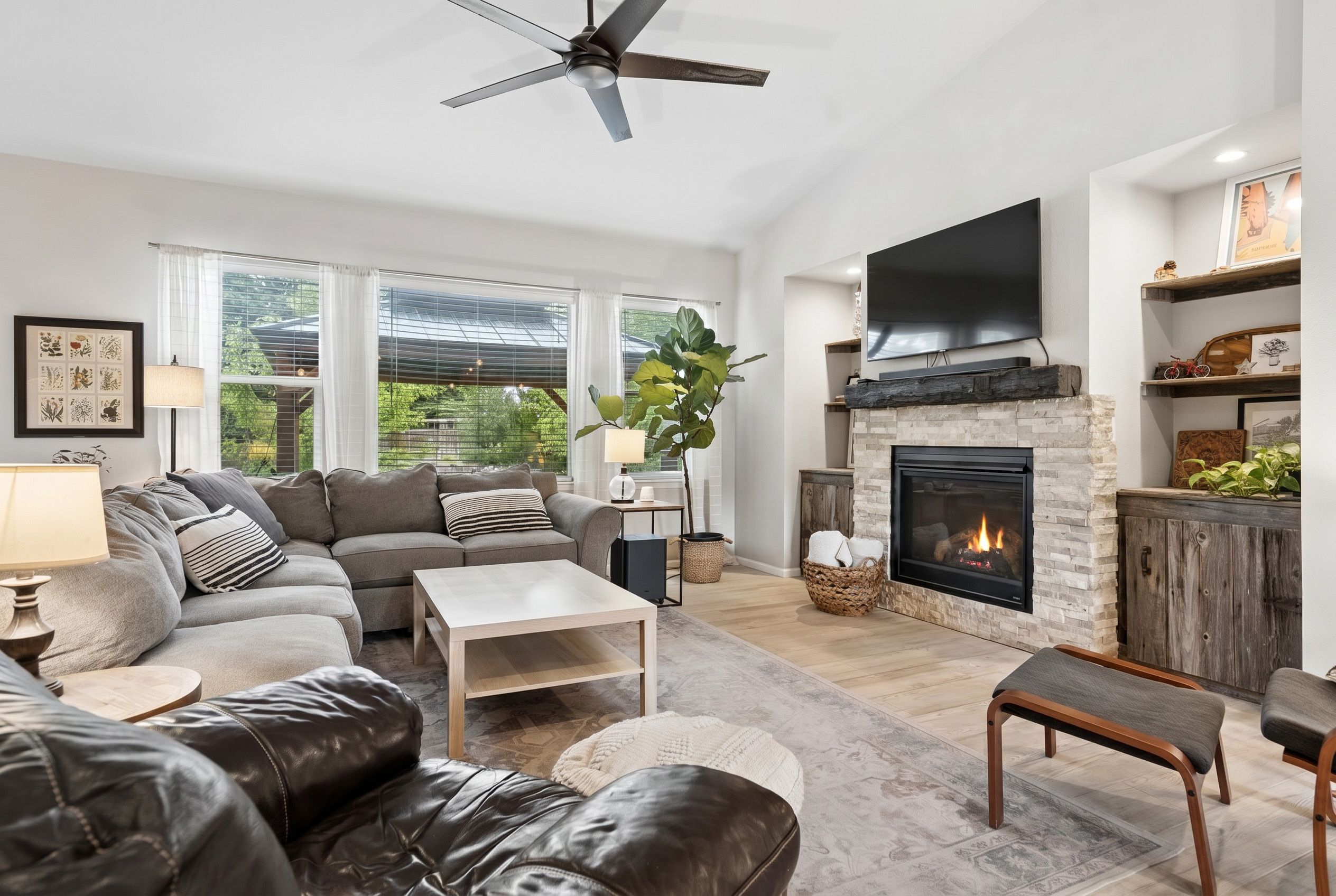  Main Level Living Paired With An Exceptional Location - 物件實景