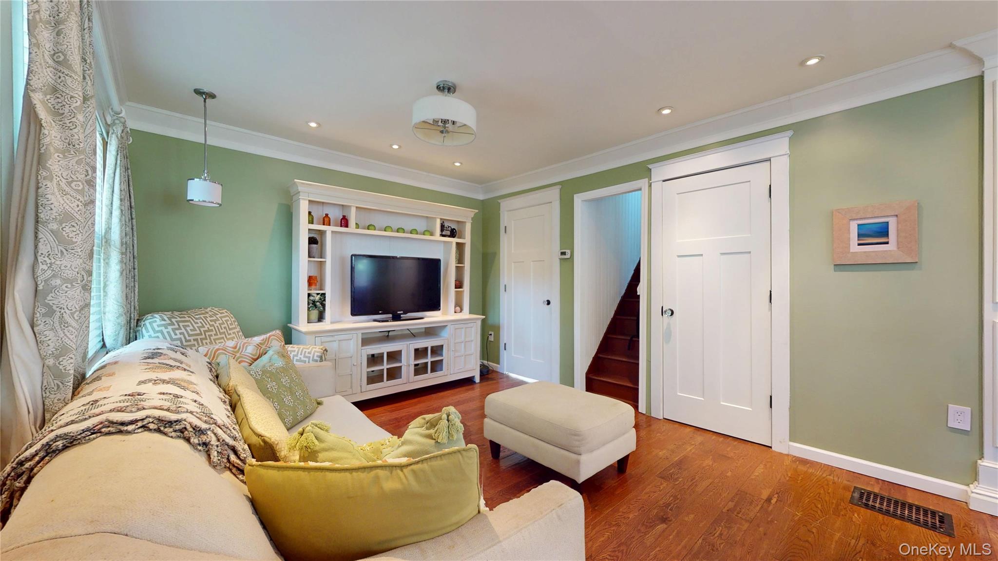 Sea Cliff, New York, 11579, United States, 2 Bedrooms Bedrooms, ,2 BathroomsBathrooms,Residential,For Sale,1920035