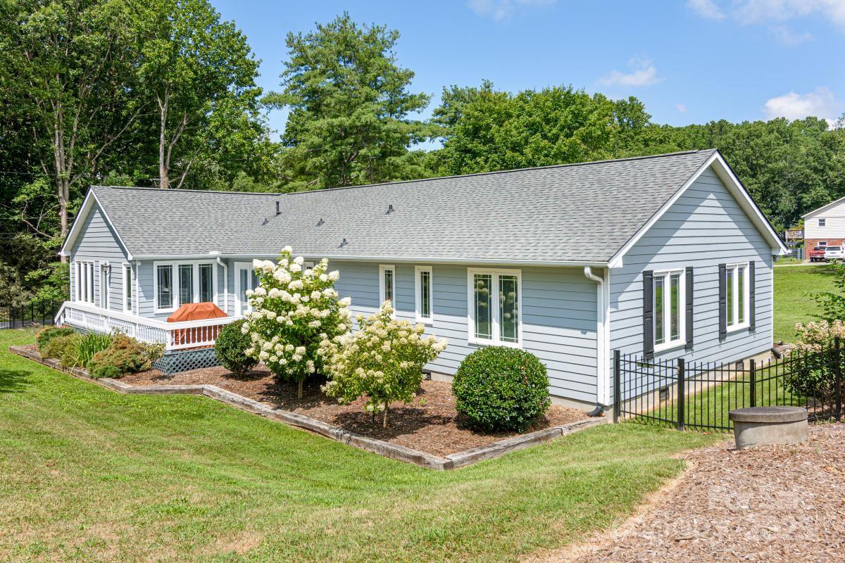 Hendersonville, North Carolina, 28792, United States, 3 Bedrooms Bedrooms, ,3 BathroomsBathrooms,Residential,For Sale,1942631