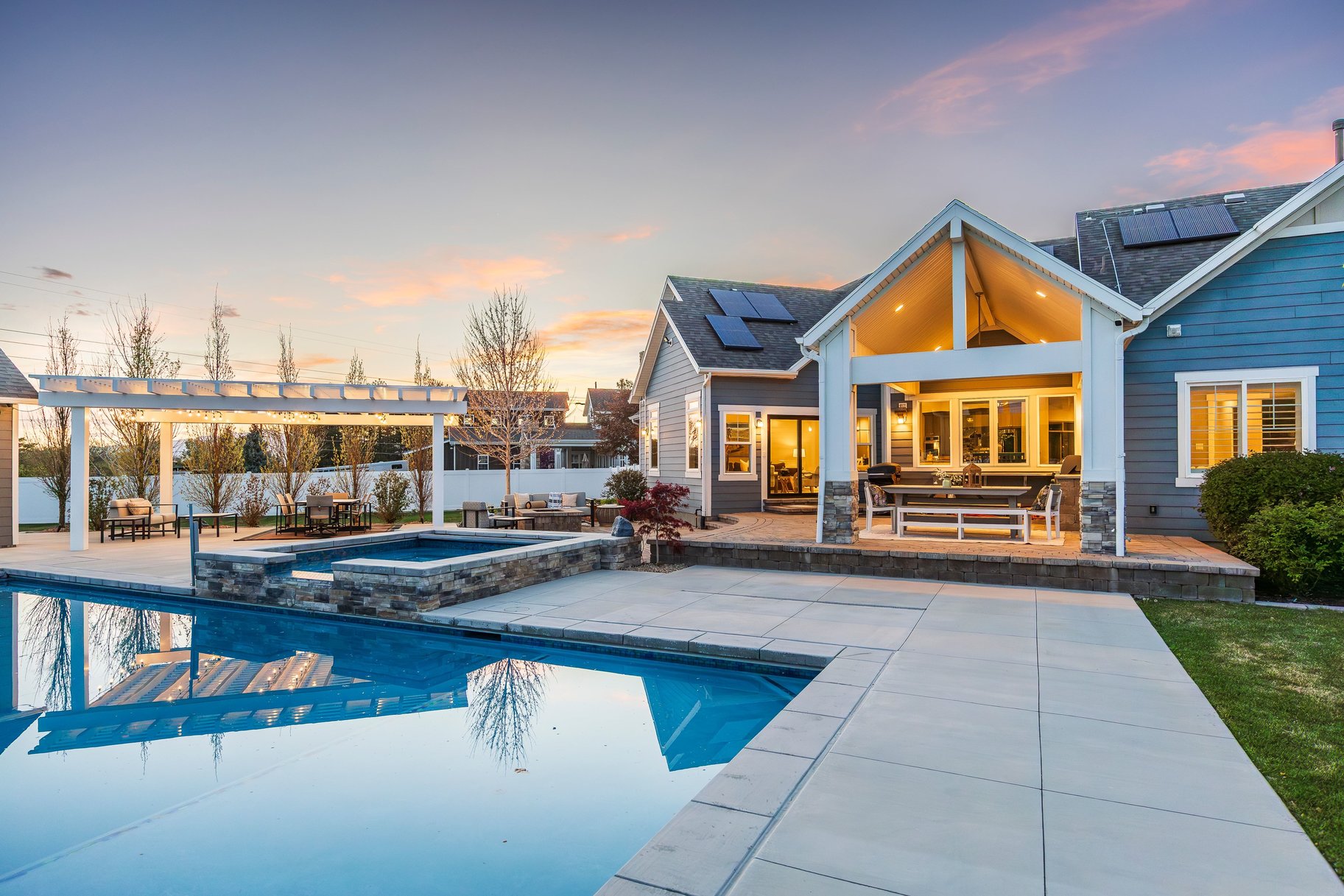  Beautiful Craftsman Rambler With Basement Apartment, Sports Pool and Pool House - 物件實景