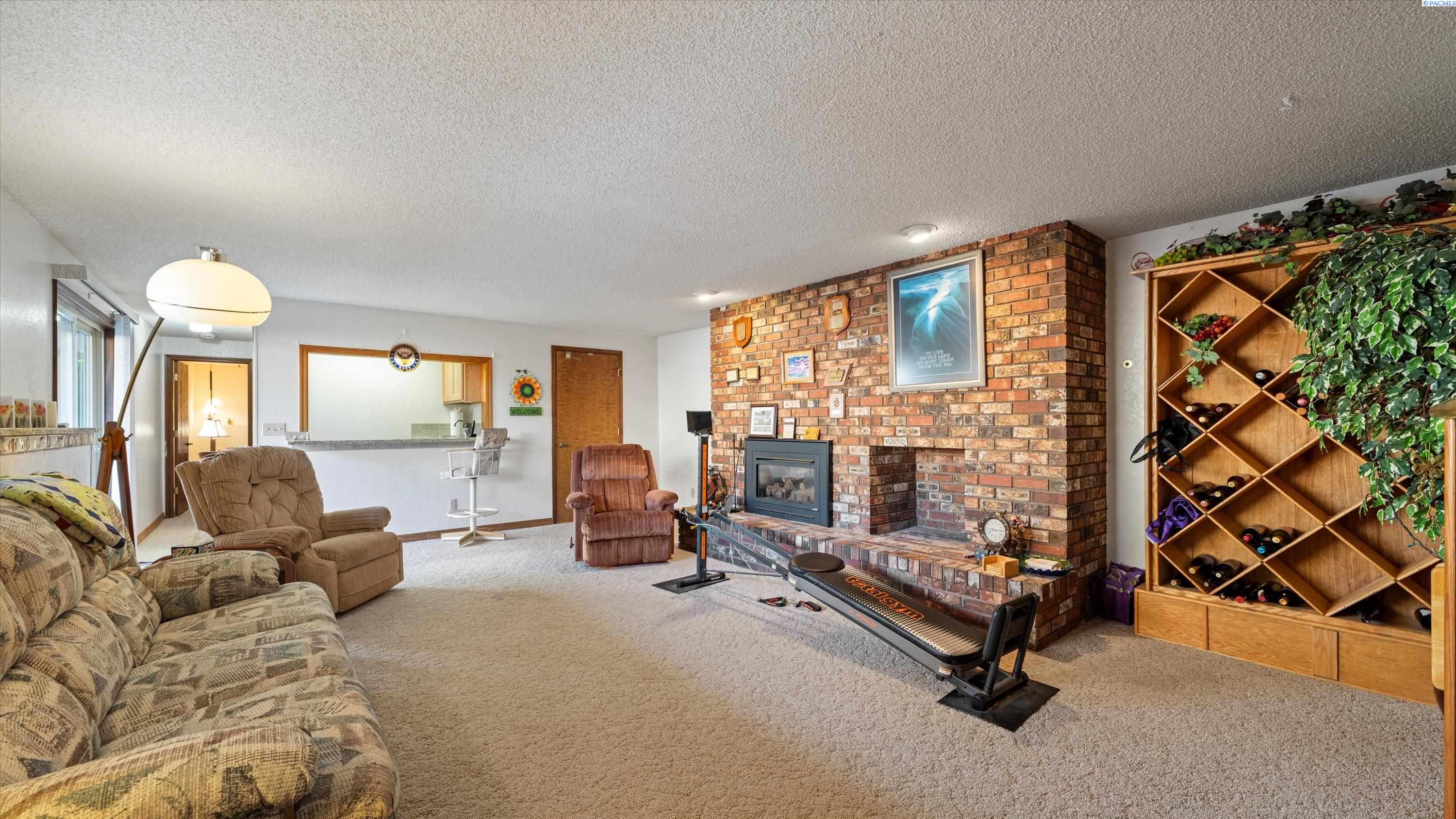 Richland, Washington, 99352, United States, 5 Bedrooms Bedrooms, ,1 BathroomBathrooms,Residential,For Sale,1991452