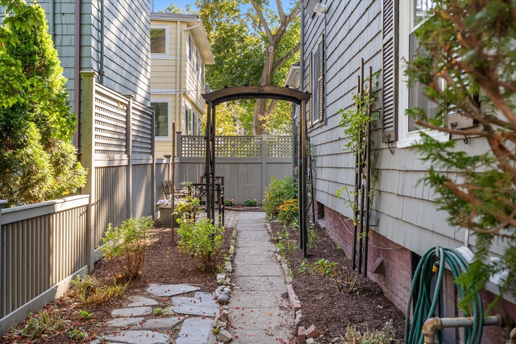Cambridge, Massachusetts, 02139, United States, 3 Bedrooms Bedrooms, ,2 BathroomsBathrooms,Residential,For Sale,1940619