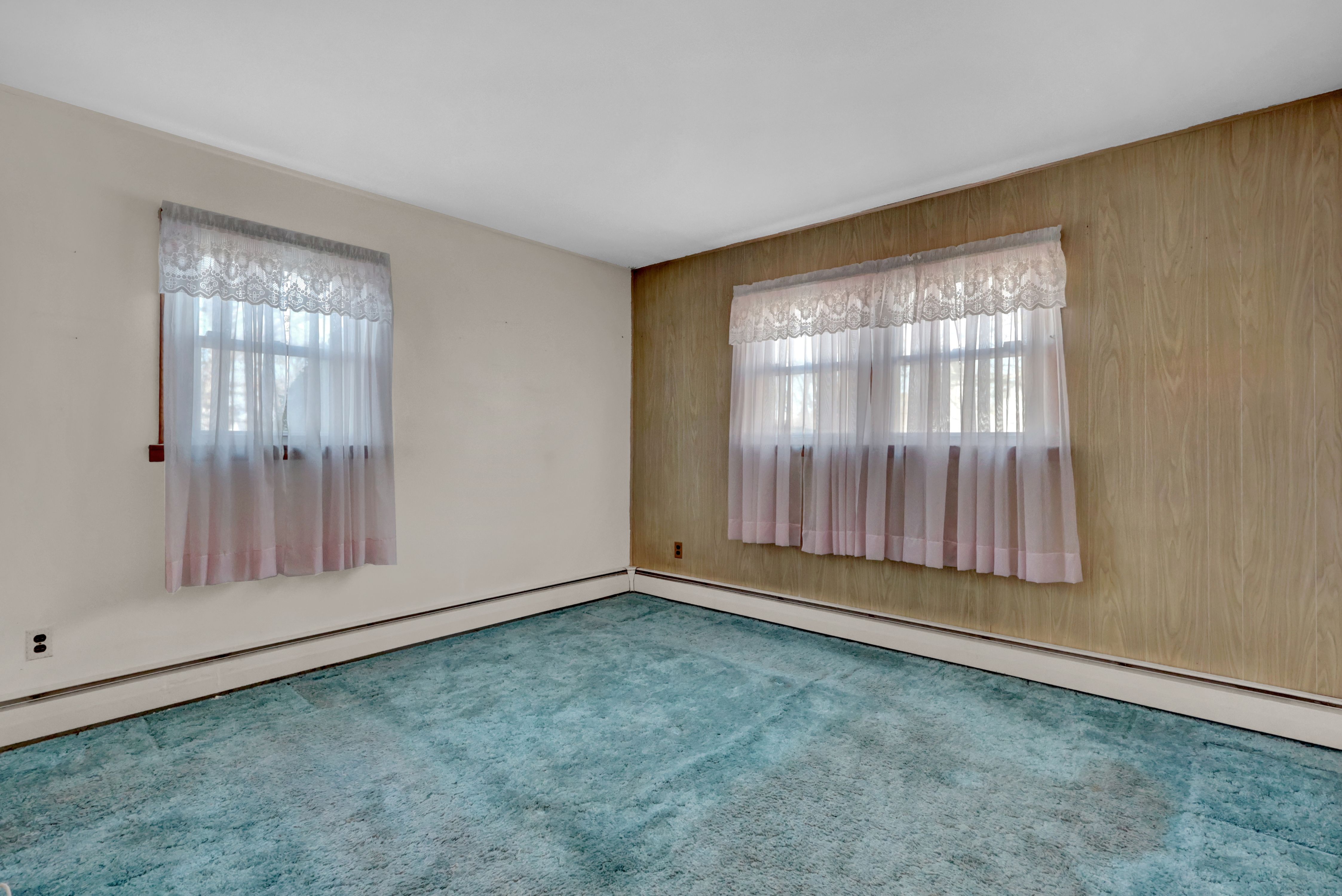 West Babylon, New York, 11704, United States, 4 Bedrooms Bedrooms, ,2 BathroomsBathrooms,Residential,For Sale,2010725