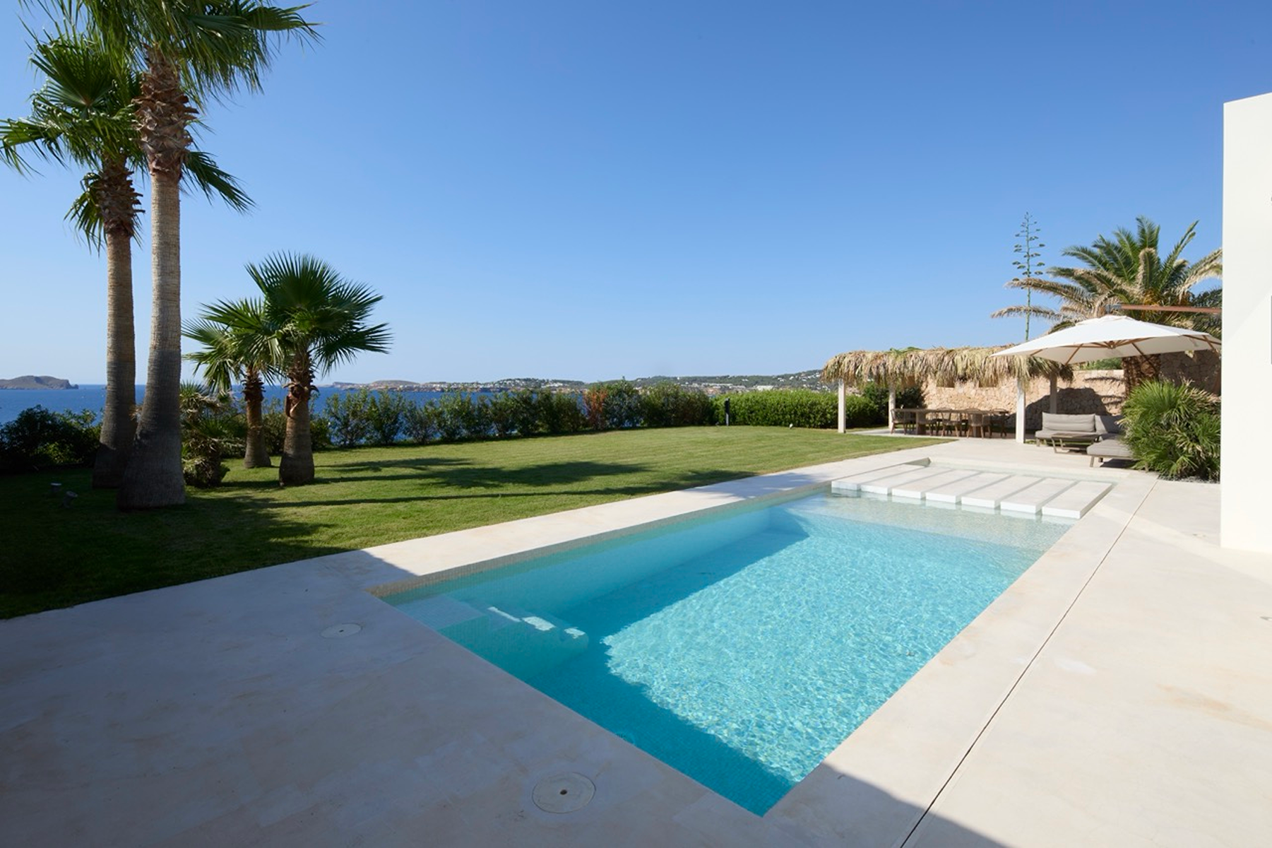  Villa on the beachfront in Caló d